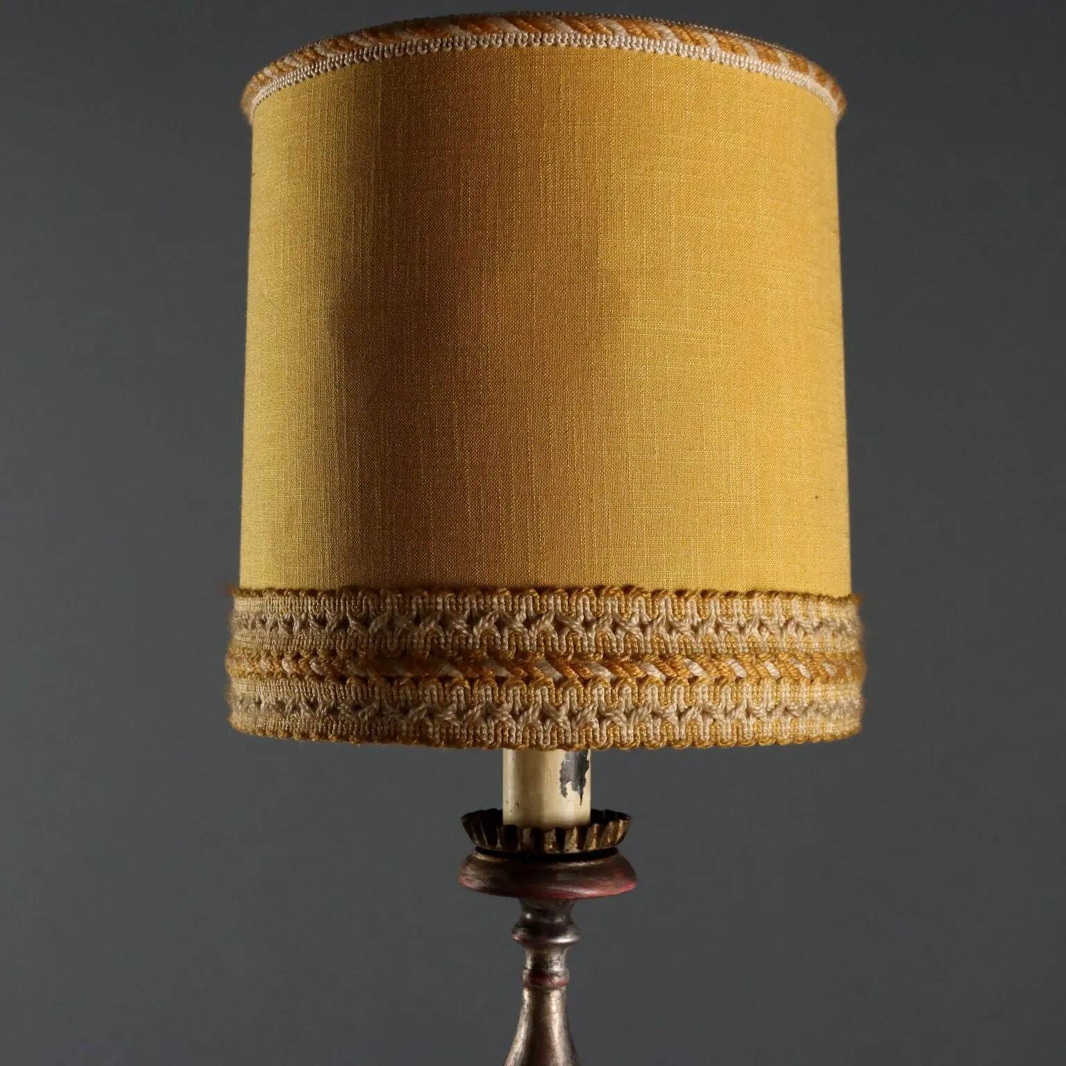 Lampe ancienne en bois sculpté doré et tissu, XXe siècle