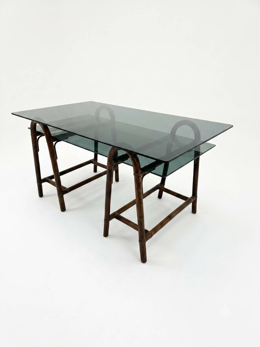 Bureau en rotin double plateau en verre fumé, années 70.