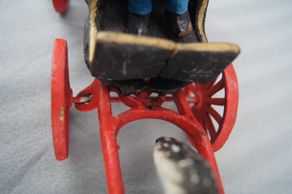 Old toy Horse-drawn carriage in cast iron polychrome iron with checker "P.D. CHIEF"