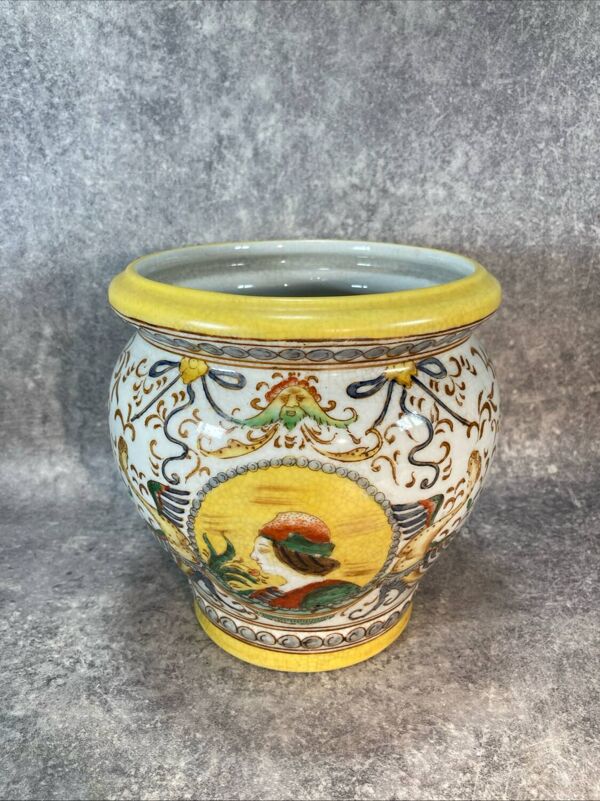 Pot / Cache-pot. Céramique Renaissance Italienne Majolique. Asiatides