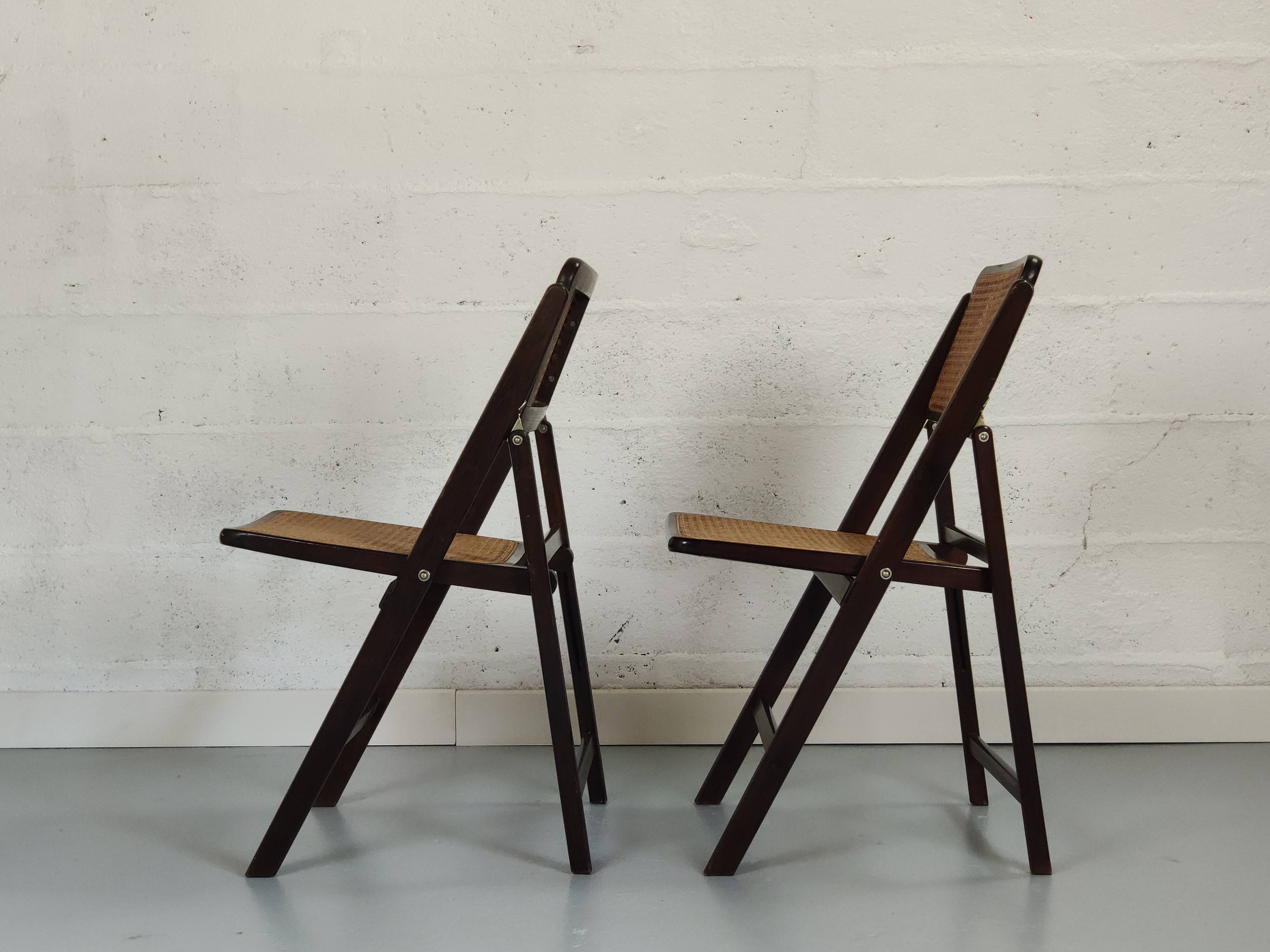 Pair of folding chairs canned