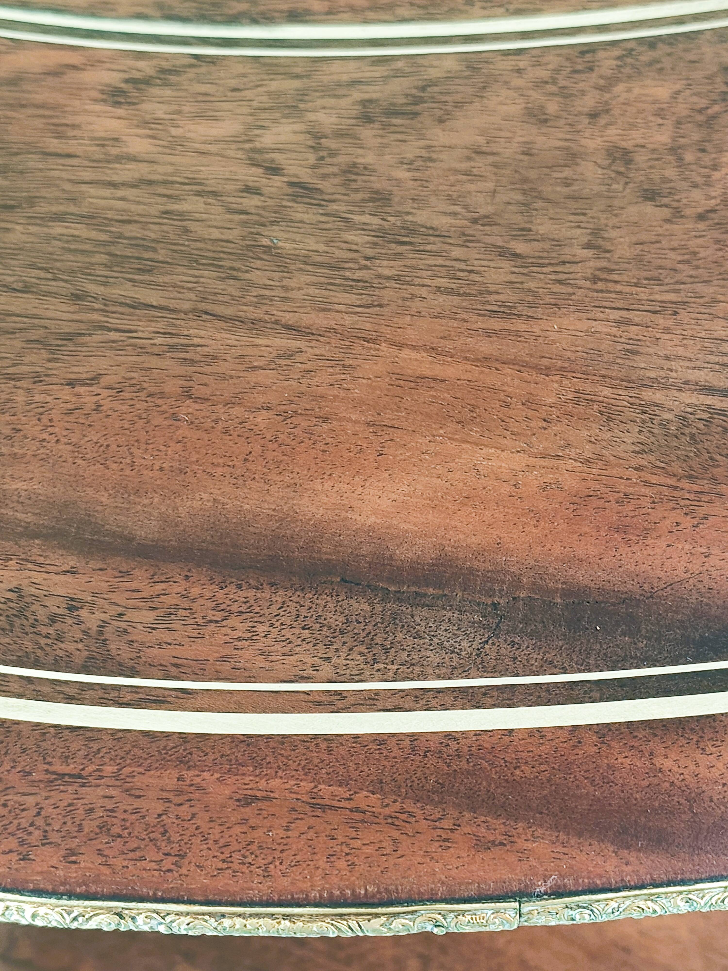 Antique guéridon with 3 levels in "bean" shape.