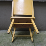 Chaise pour enfant en bois jaune