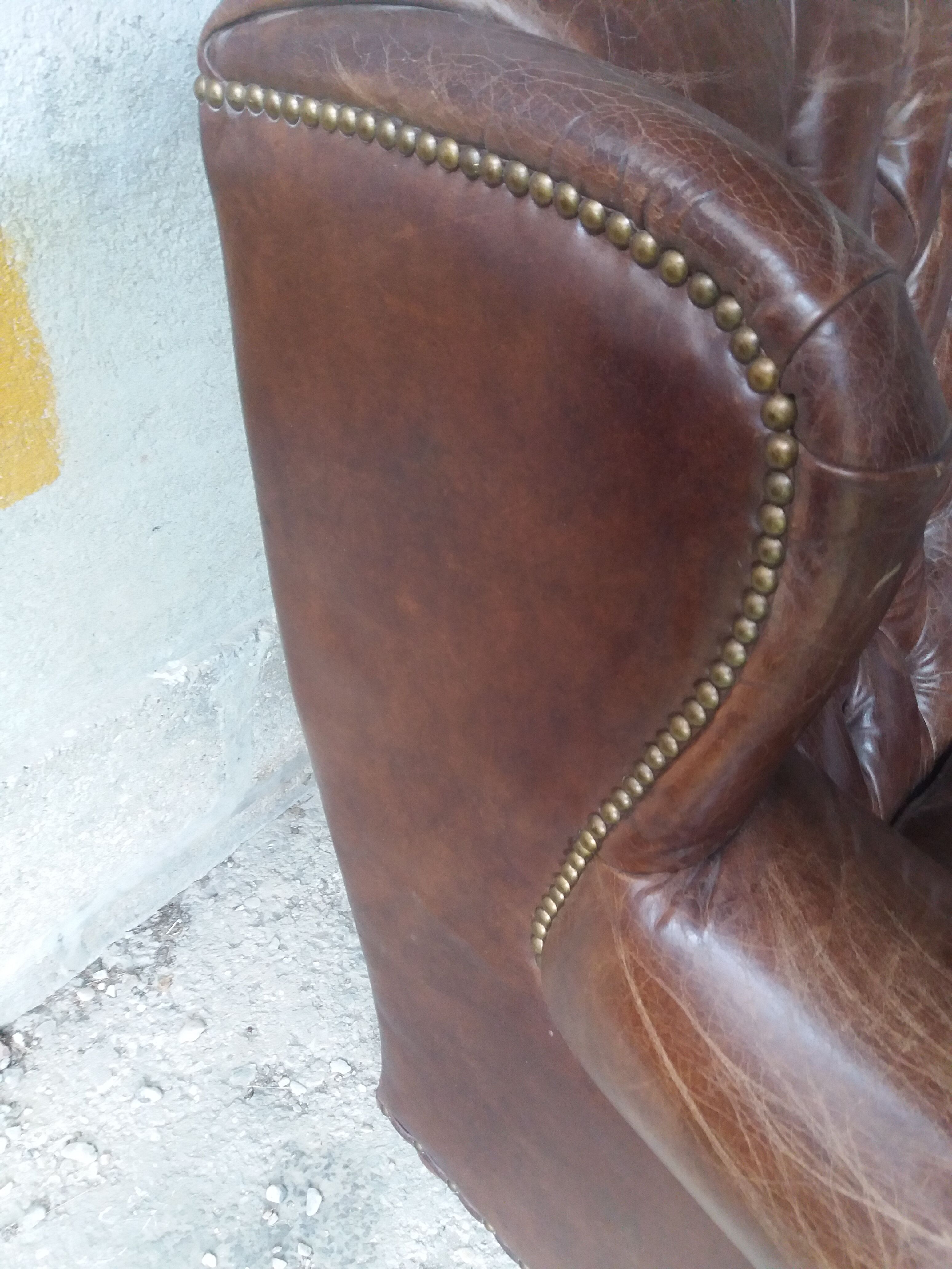 Fauteuil chesterfield à oreille cuir