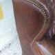 Fauteuil chesterfield à oreille cuir