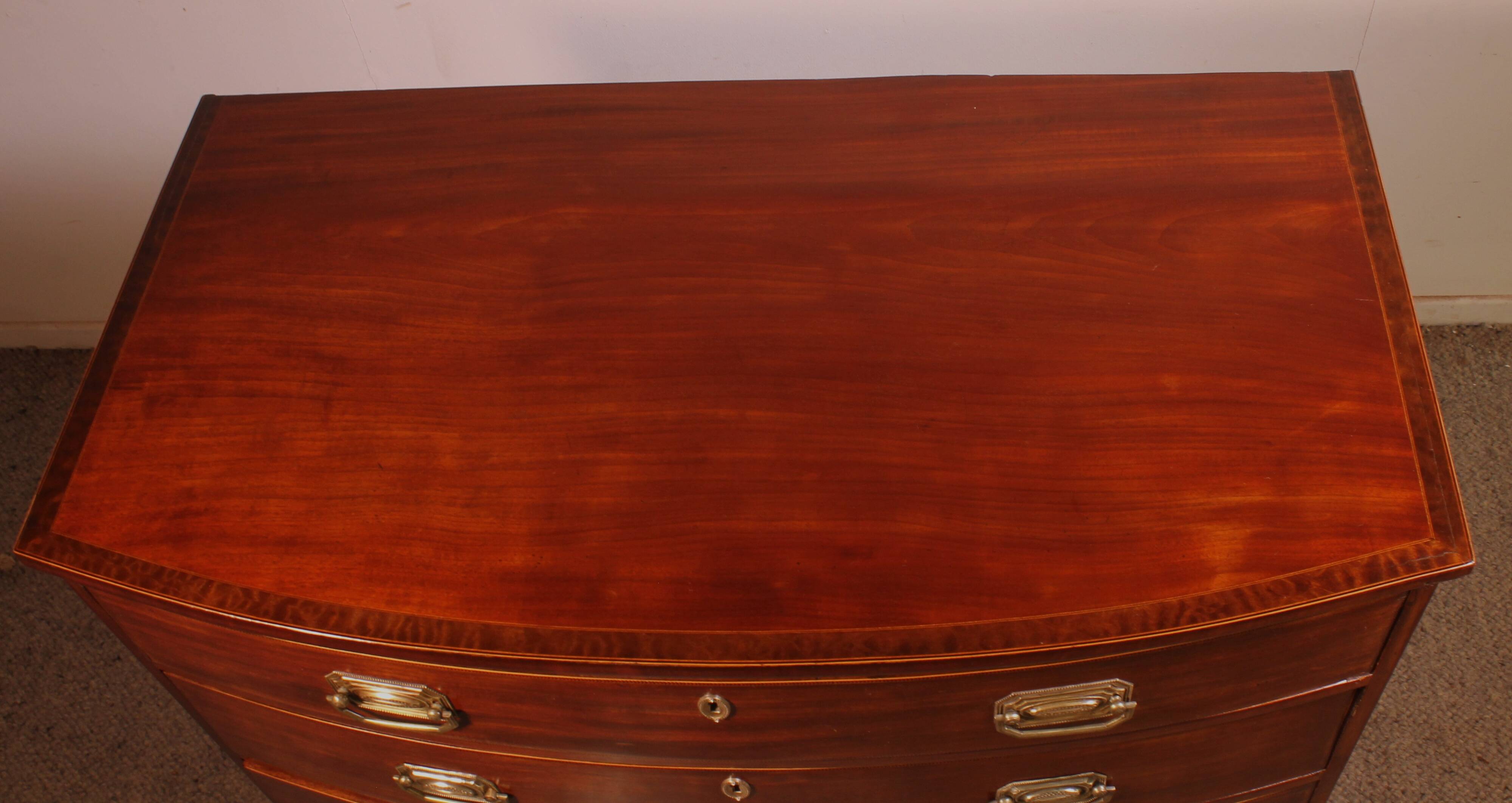 Commode bombée en acajou et incrustations, circa 1800
