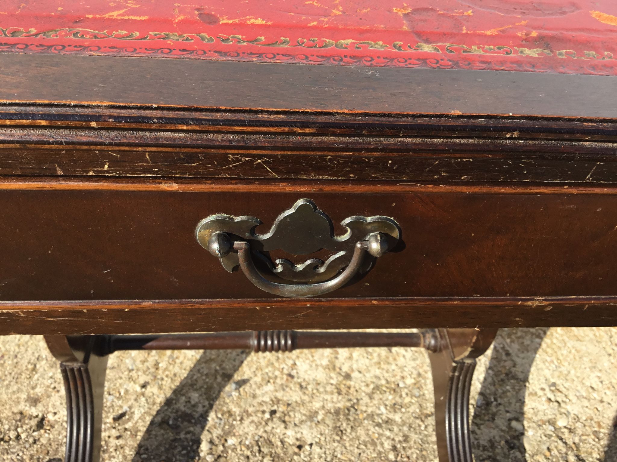 Table basse dessus cuir