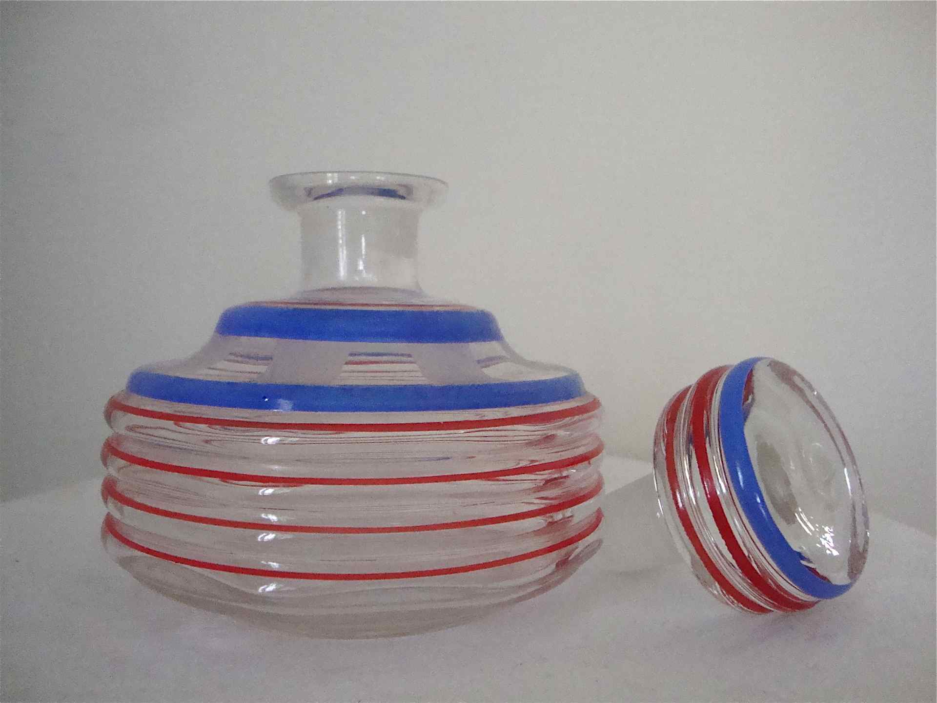 Carafe aux cercles rouges et bleus