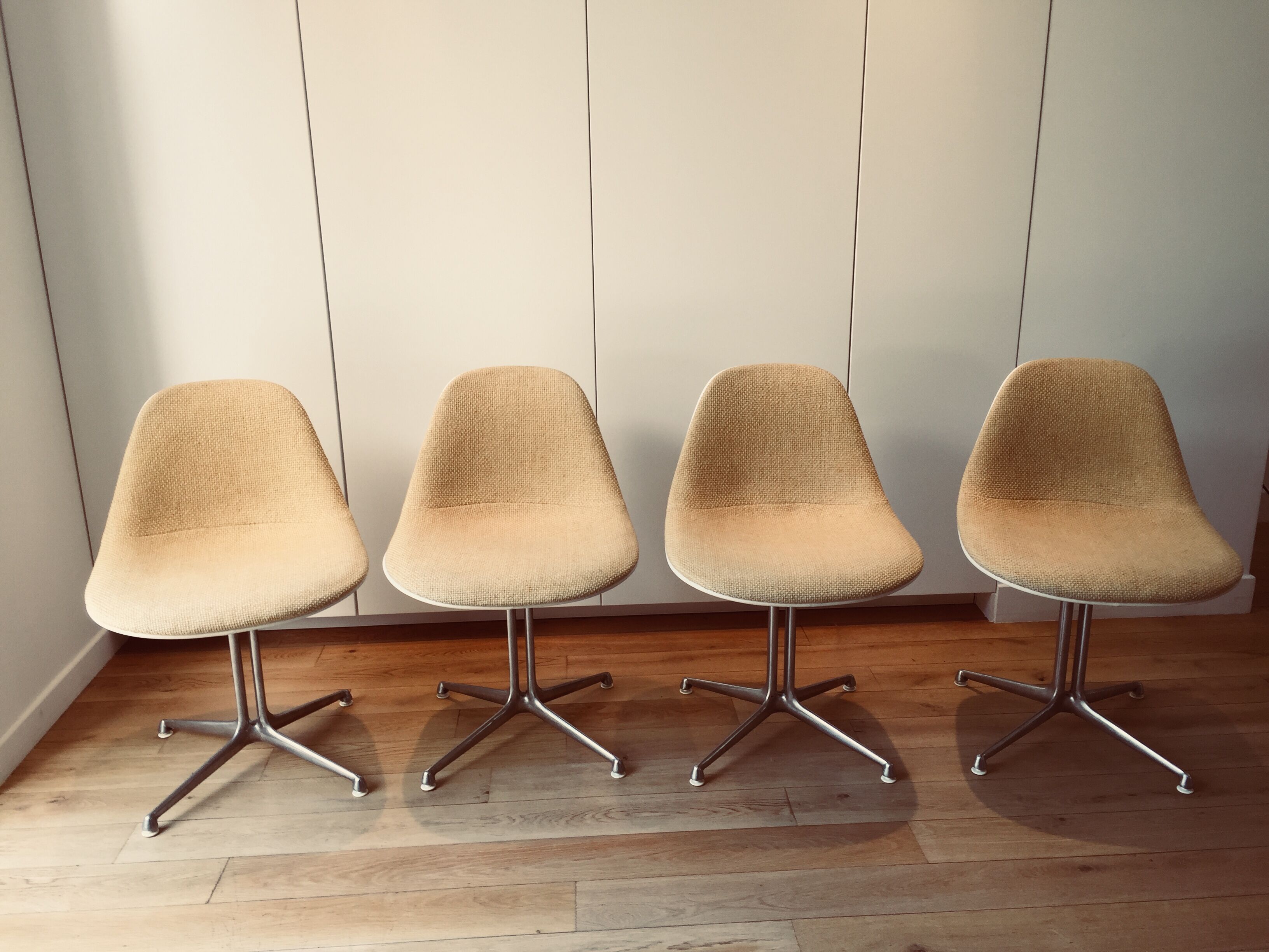 Set of 4 chairs the Fonda by Charles and Ray Eames, woolen yellow straw 1960-1970