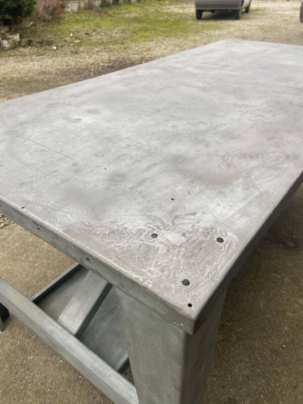 Table métallique