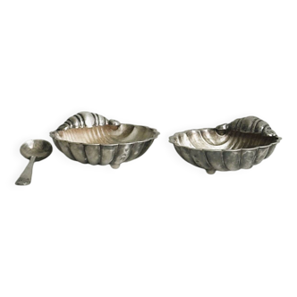 2 light metal shell cups