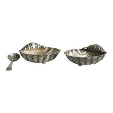 2 light metal shell cups
