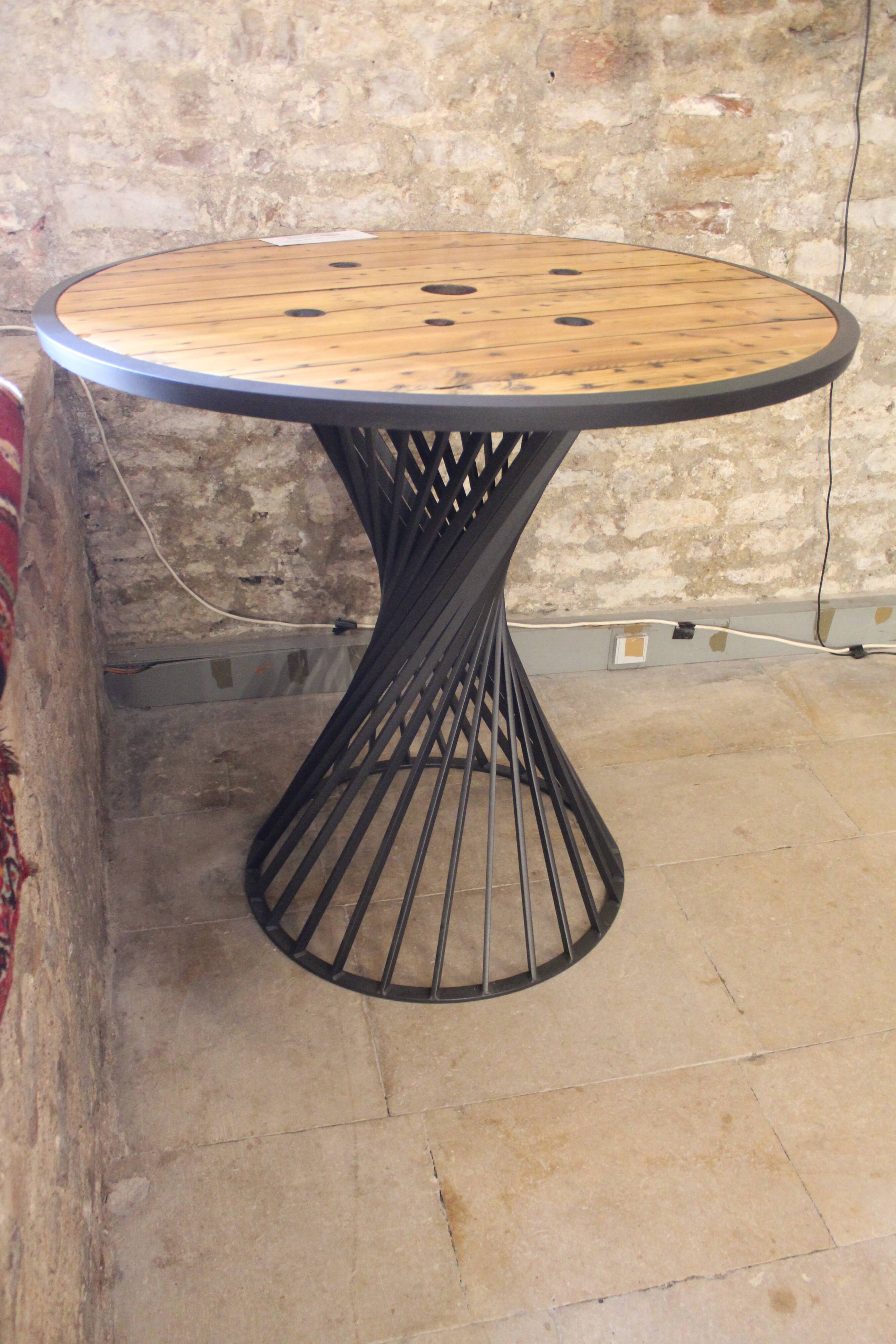 Mange debout piètement fer époxy