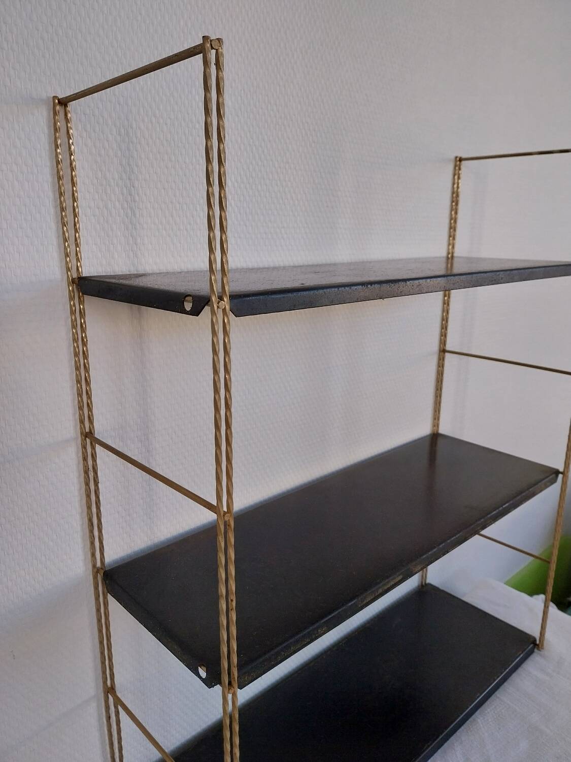 Metal string shelf