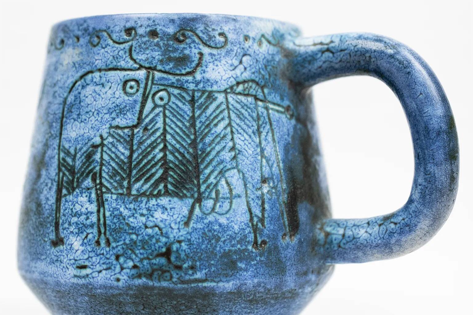 Mug Jacques Blin – Faïence émaillée bleue décor incisé animaux fantastiques