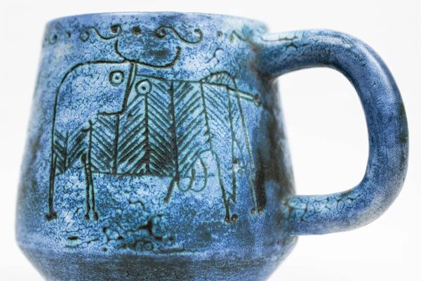 Mug Jacques Blin – Faïence émaillée bleue décor incisé animaux fantastiques