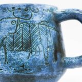 Mug Jacques Blin – Faïence émaillée bleue décor incisé animaux fantastiques