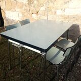 Table formica and its 4 chairs