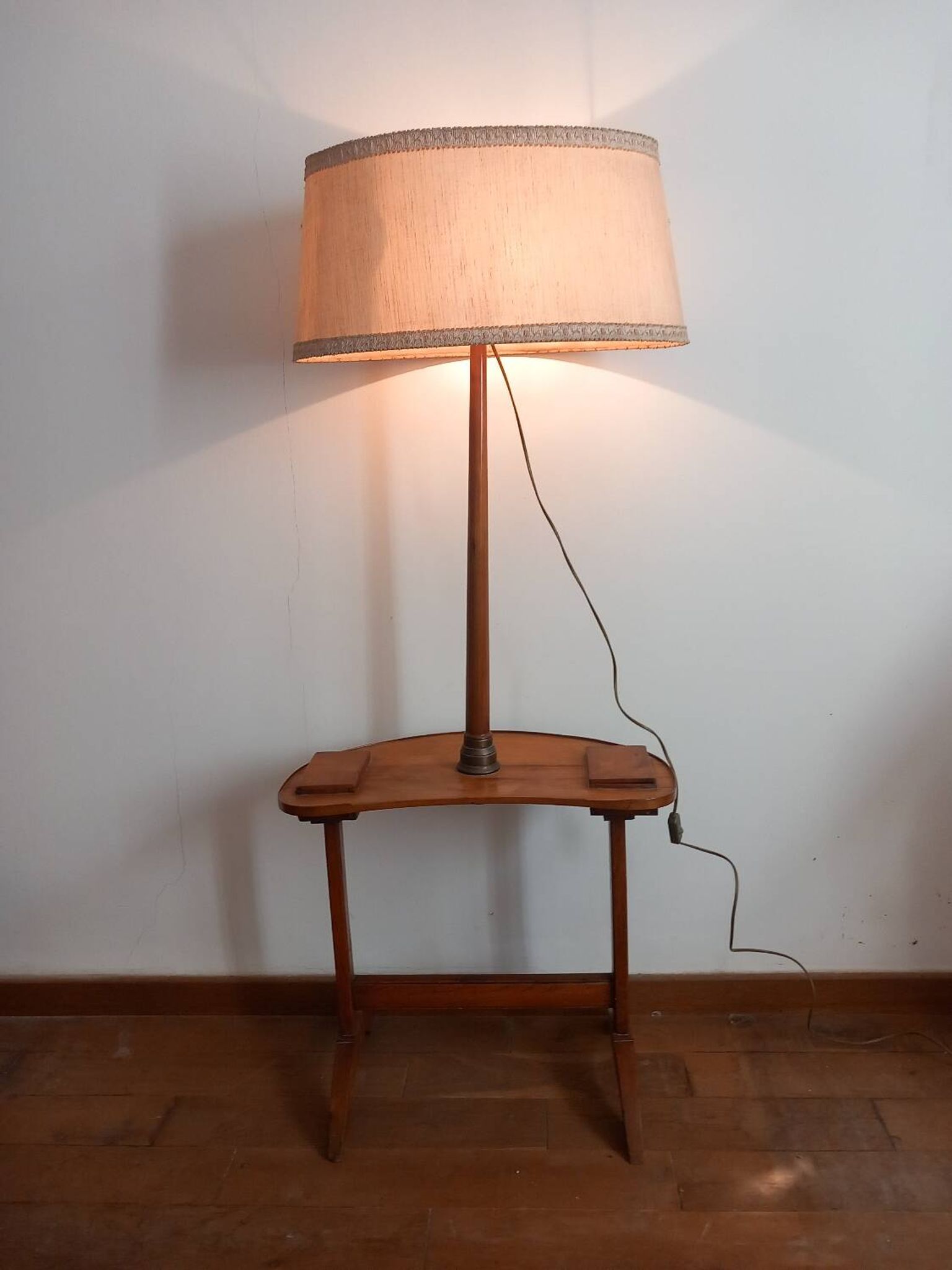 Table lampadaire rognon