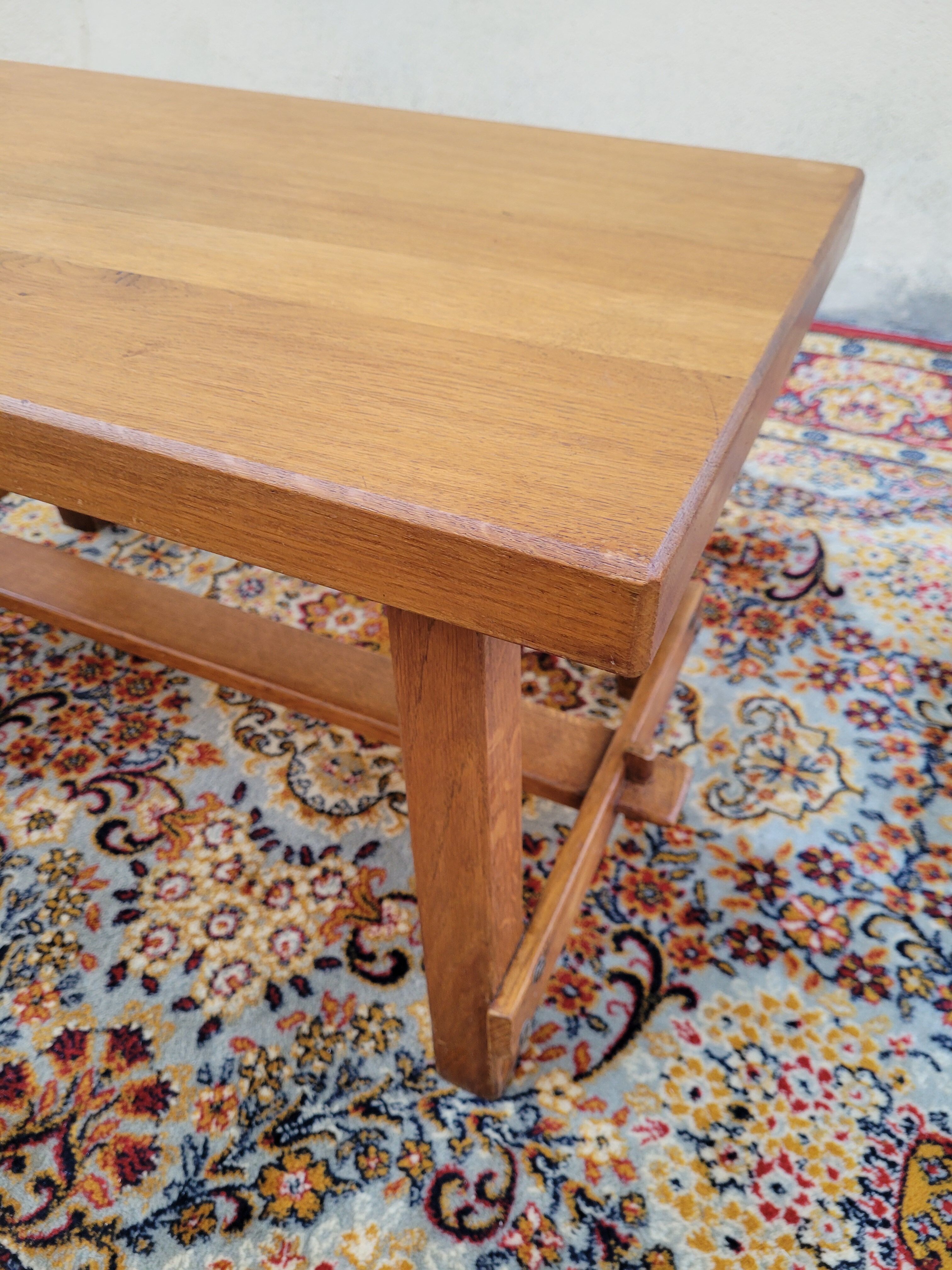 Table basse brutaliste en chêne clair