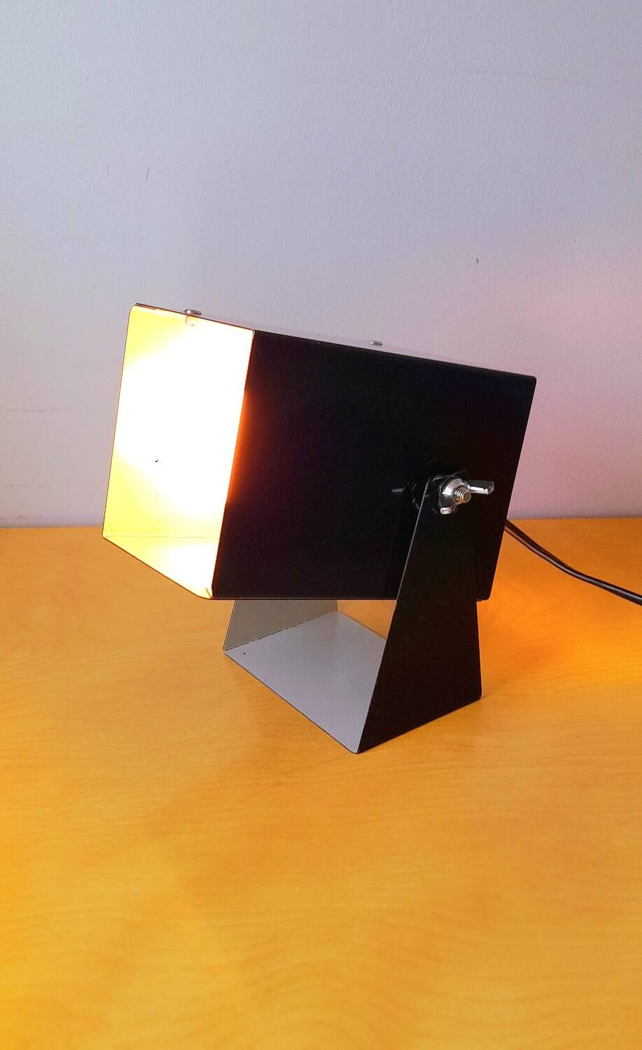 Modernist 80s table spot