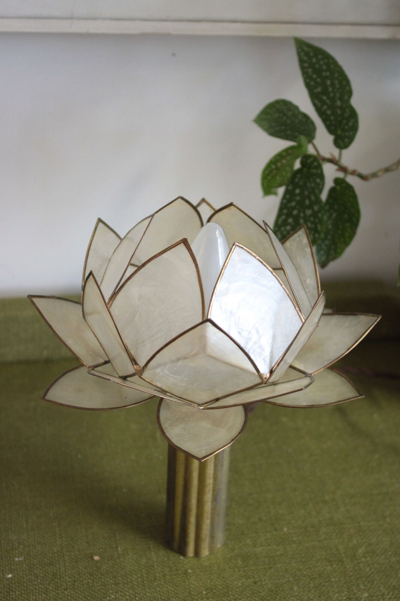 Very pretty lamp with lotus mother-of-pearl and brass table