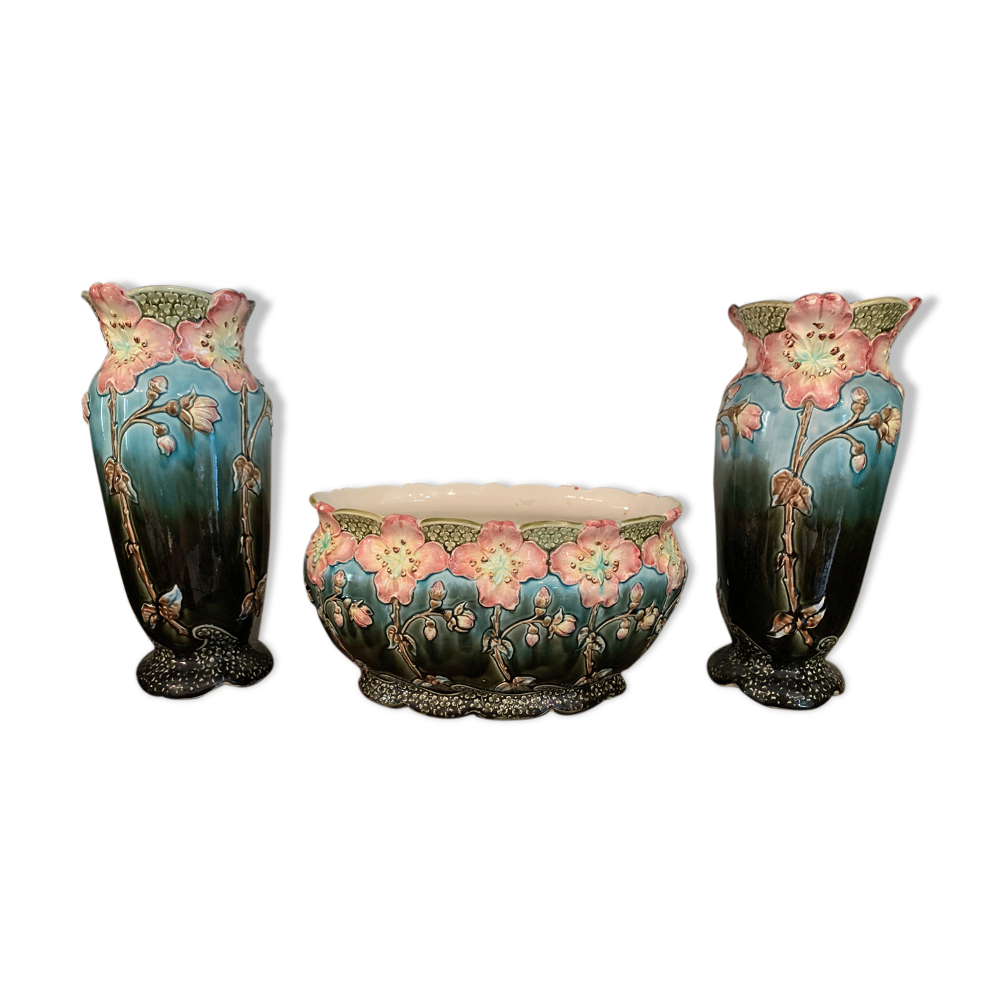 2 vases et jardinière art nouveau , barbotine , signé