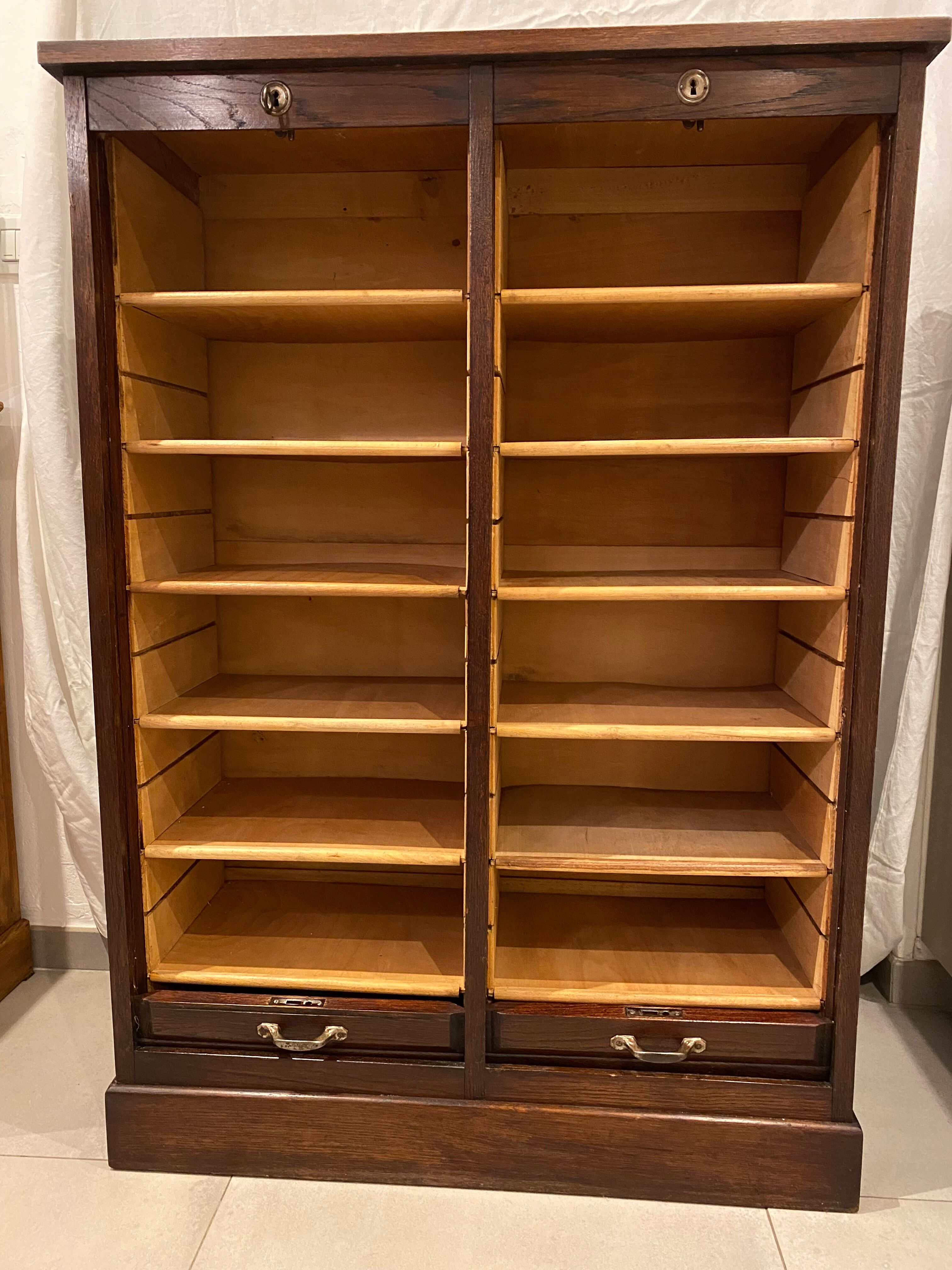 Double curtain cabinet