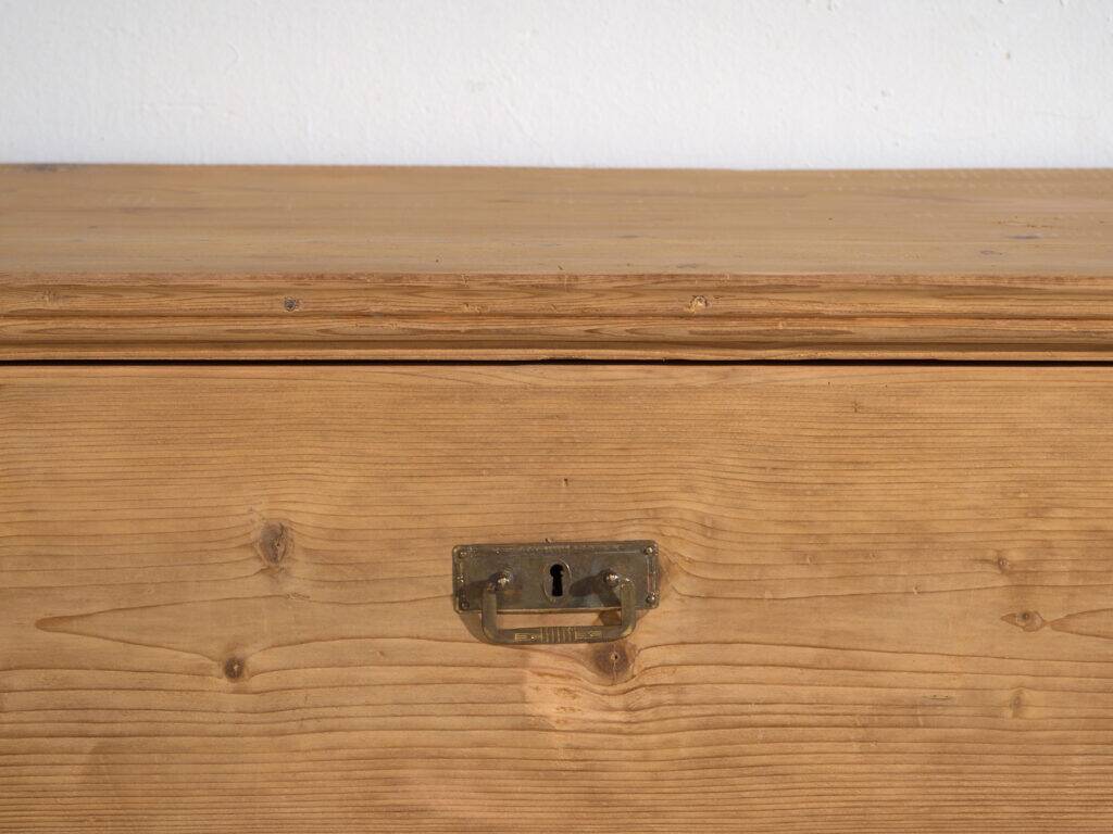 Commode centre-européenne à trois tiroirs en pin lavé – Europe centrale, vers 1900