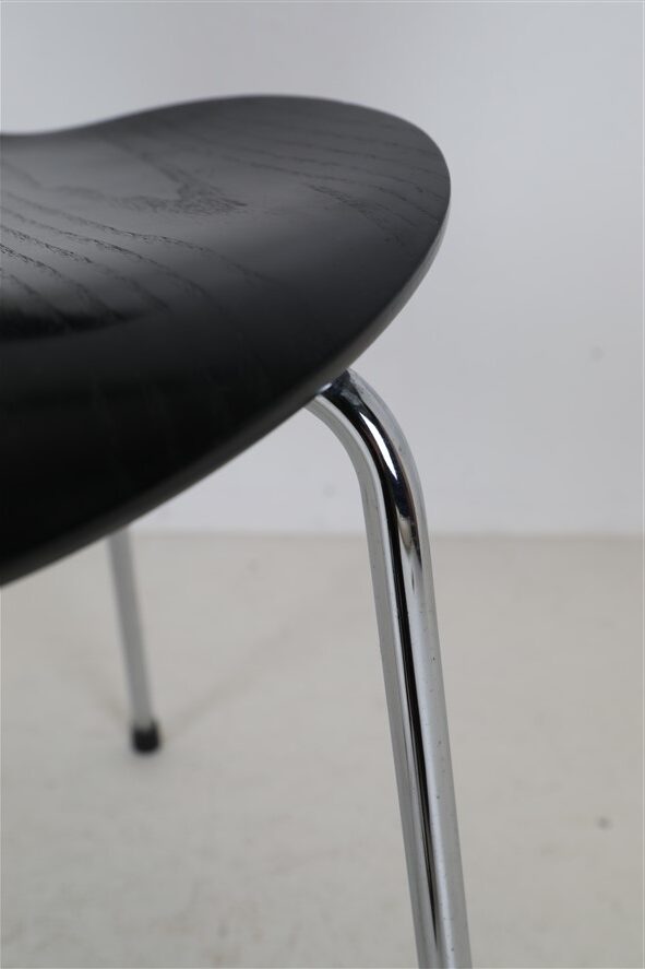 Black "3107" / "Series 7" chair by Arne Jacobsen for Fritz Hansen / Danish mid-century modern design