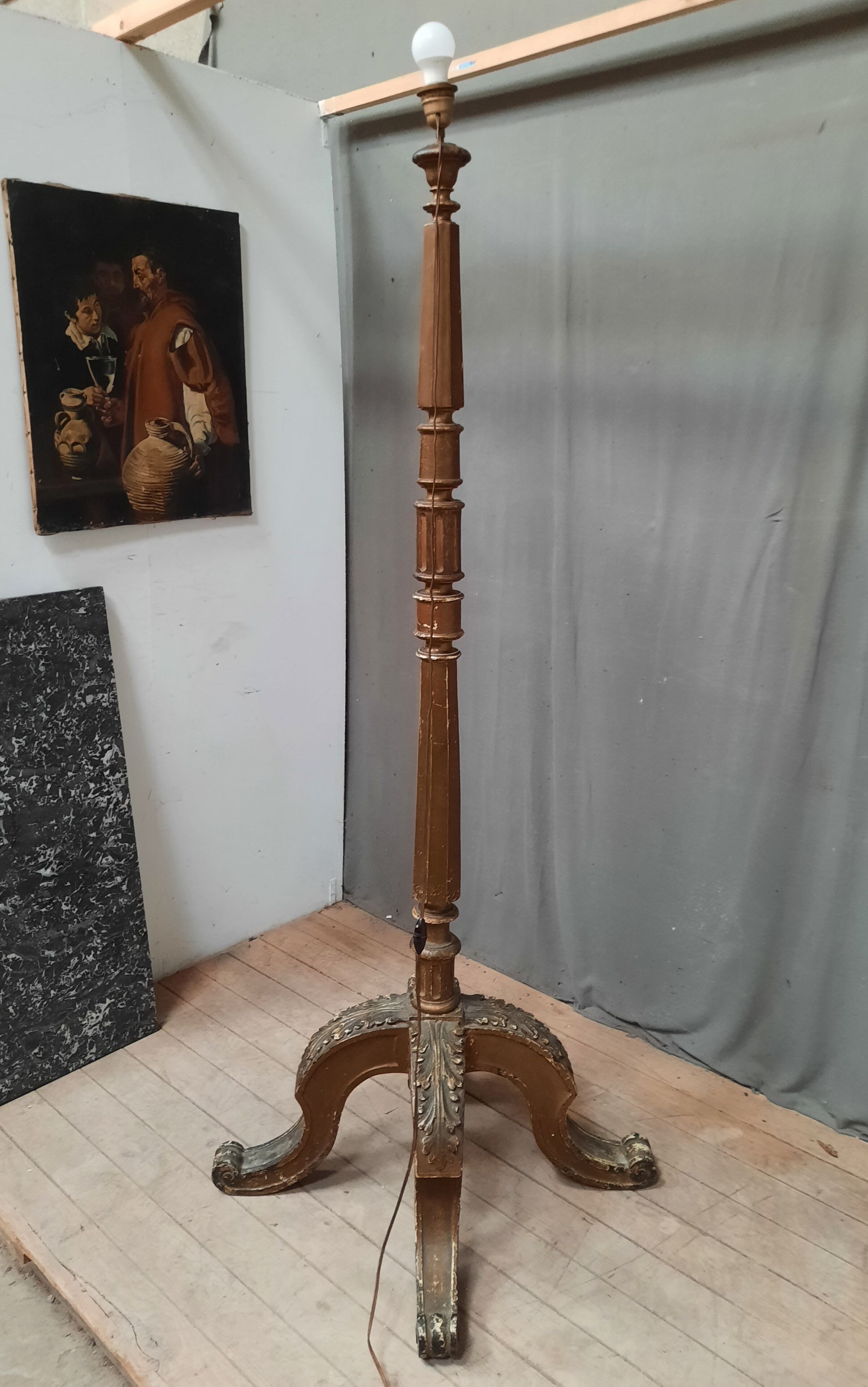 Lampadaire en bois doré