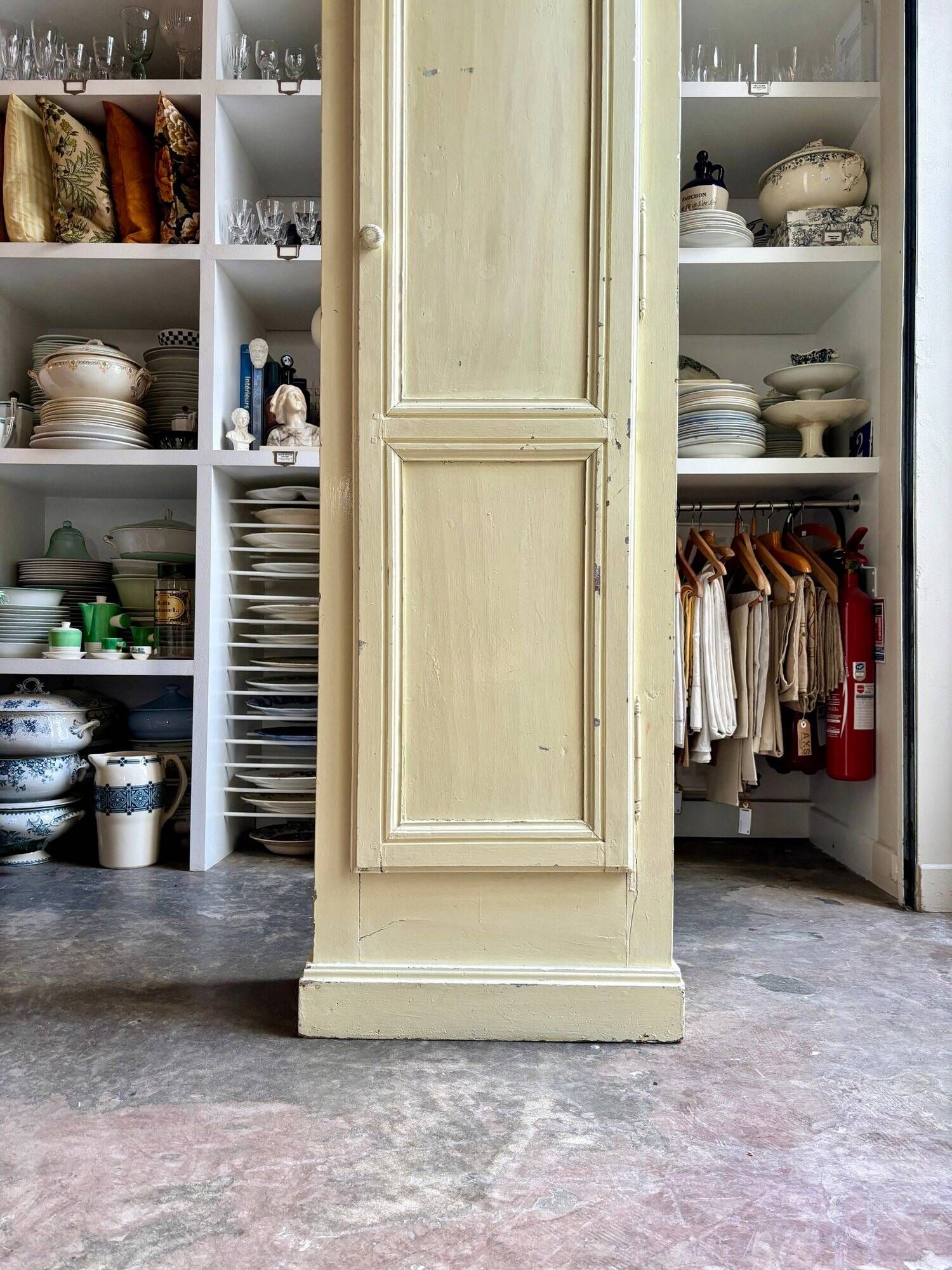 Standing man, cabinet with 1 door, 3 shelves in beige wood