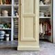 Standing man, cabinet with 1 door, 3 shelves in beige wood