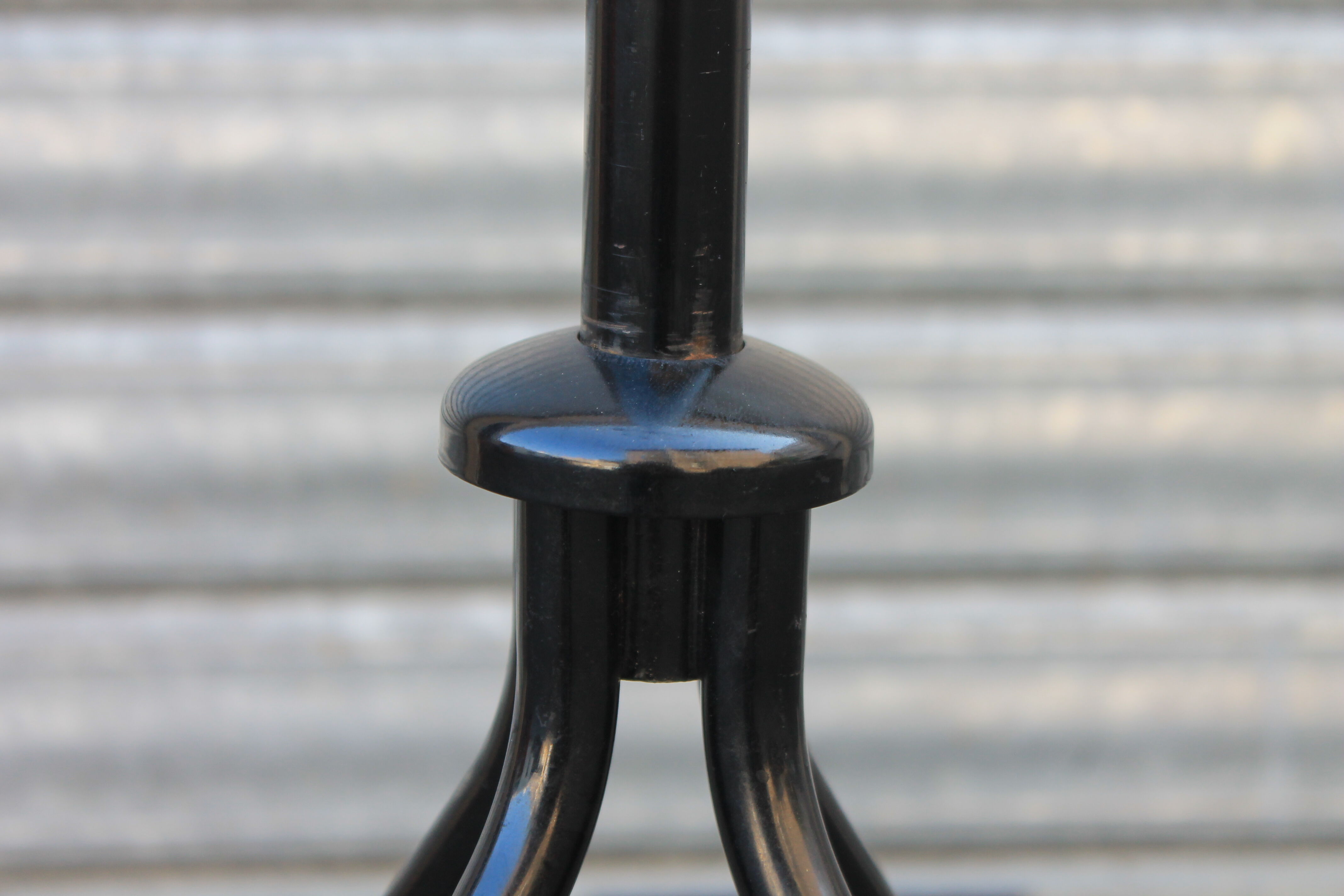 Ball-wearing coat hanger