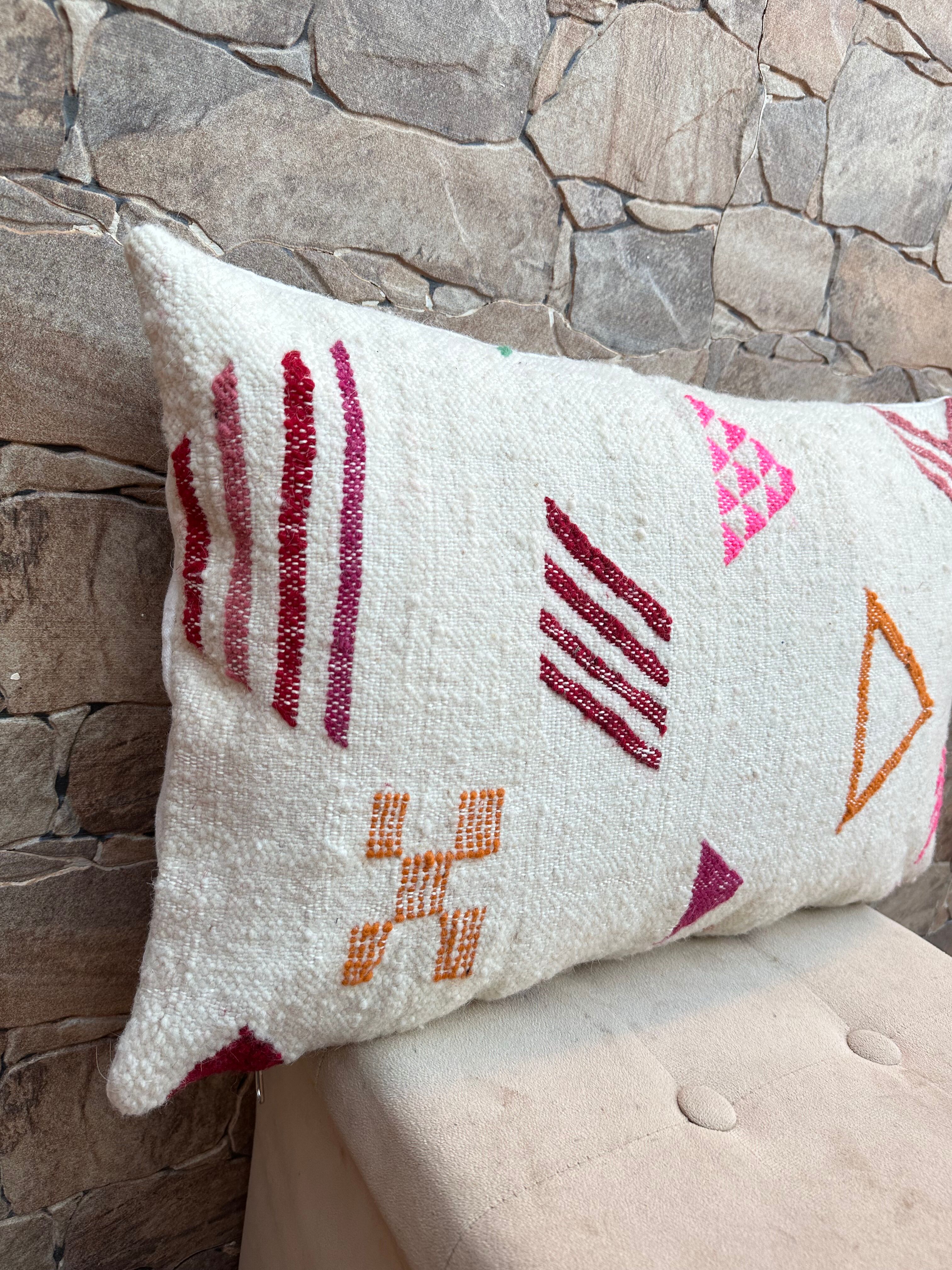 Handmade cushion cover in Berber wool: Moroccan Kilim cushion.