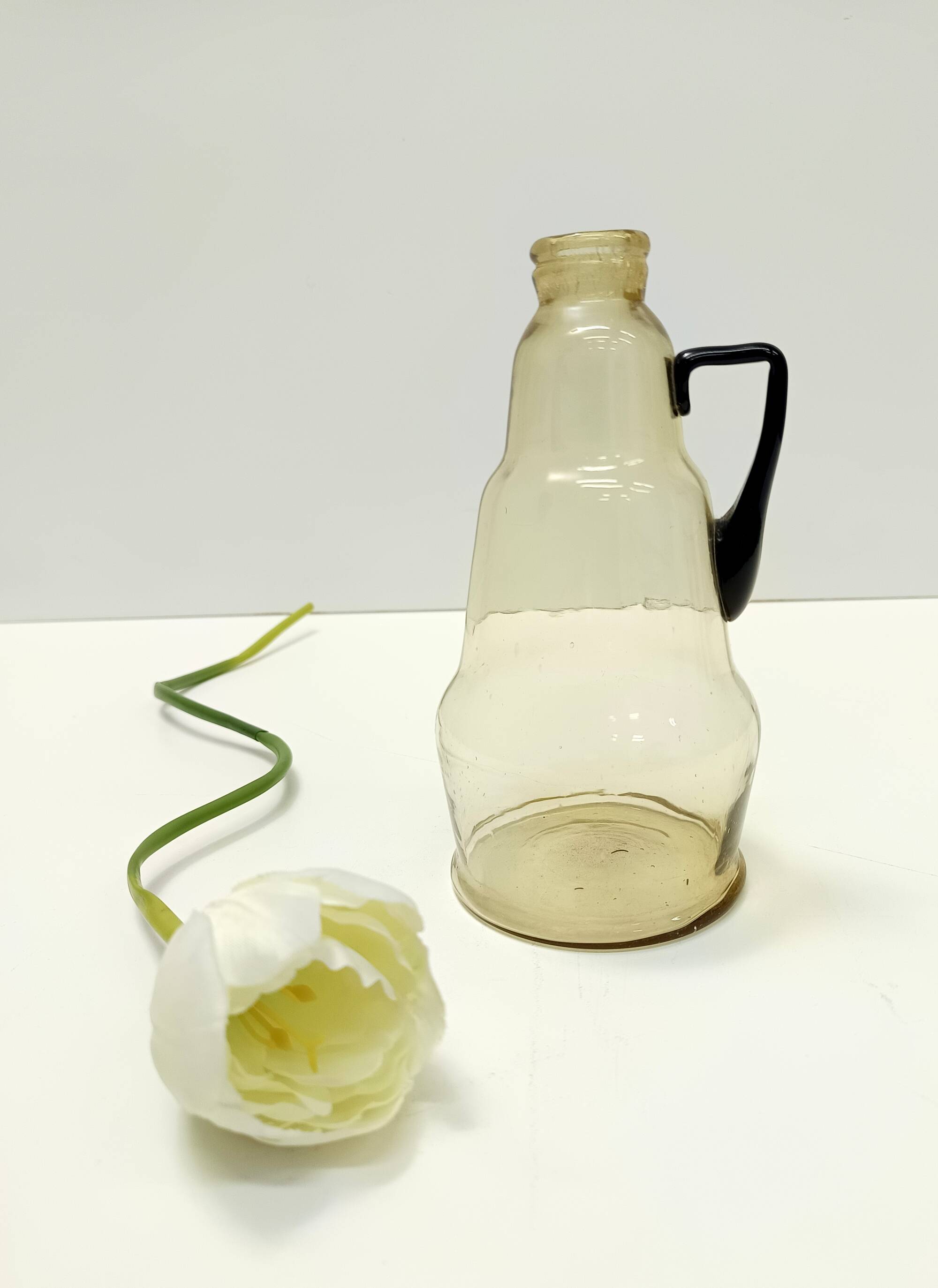Pichet / vase en verre de Murano de couleur paille attribué à Vittorio Zecchin, Italie