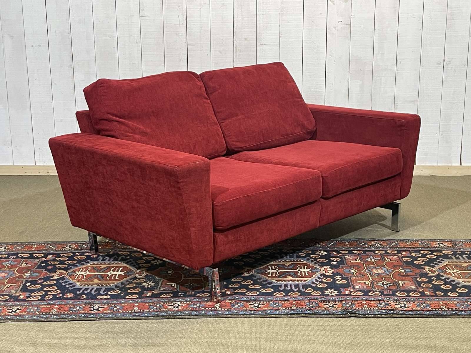 Canapé moderne en tissu et piètement chromé