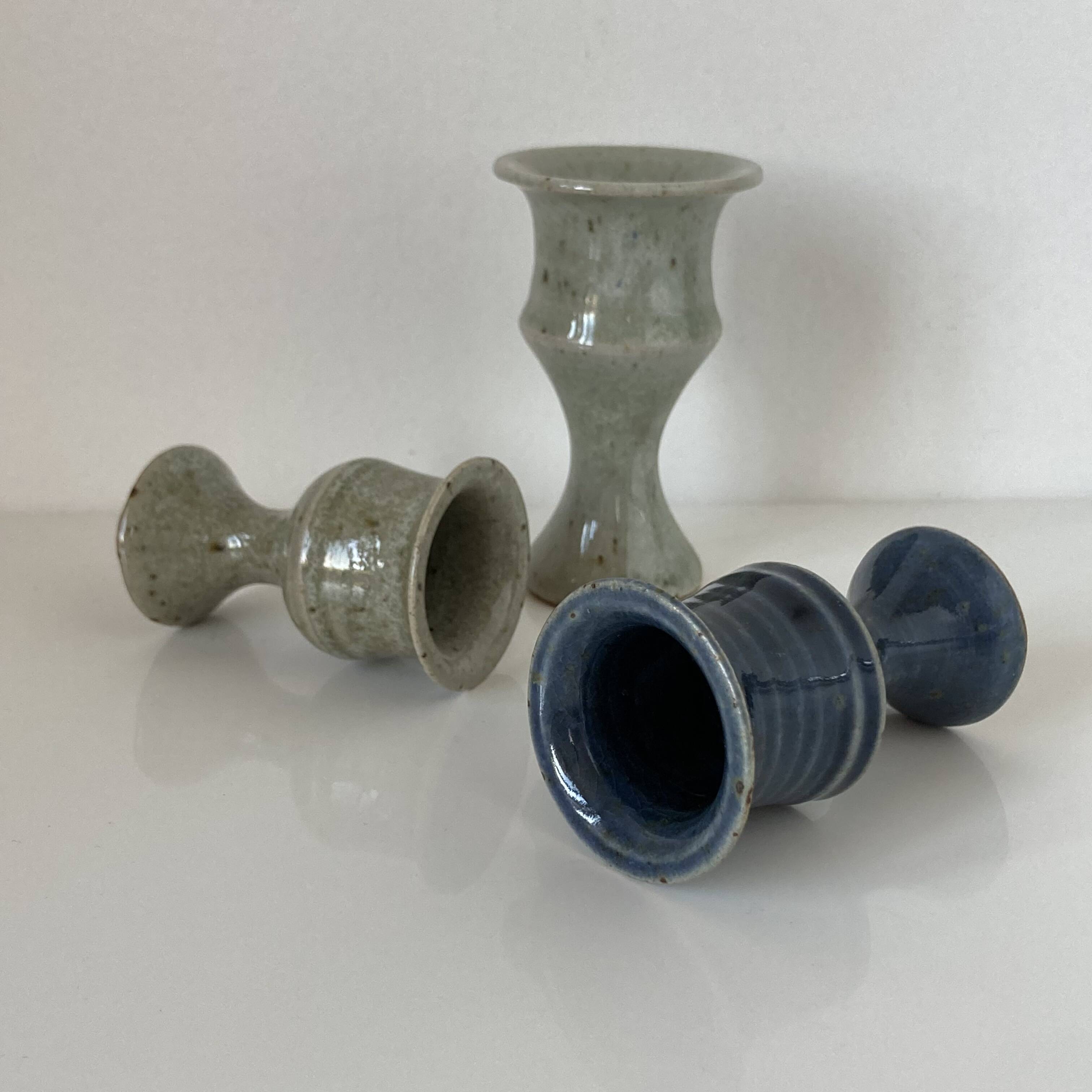 Suite de trois bougeoirs en grès glaçuré de Puisaye