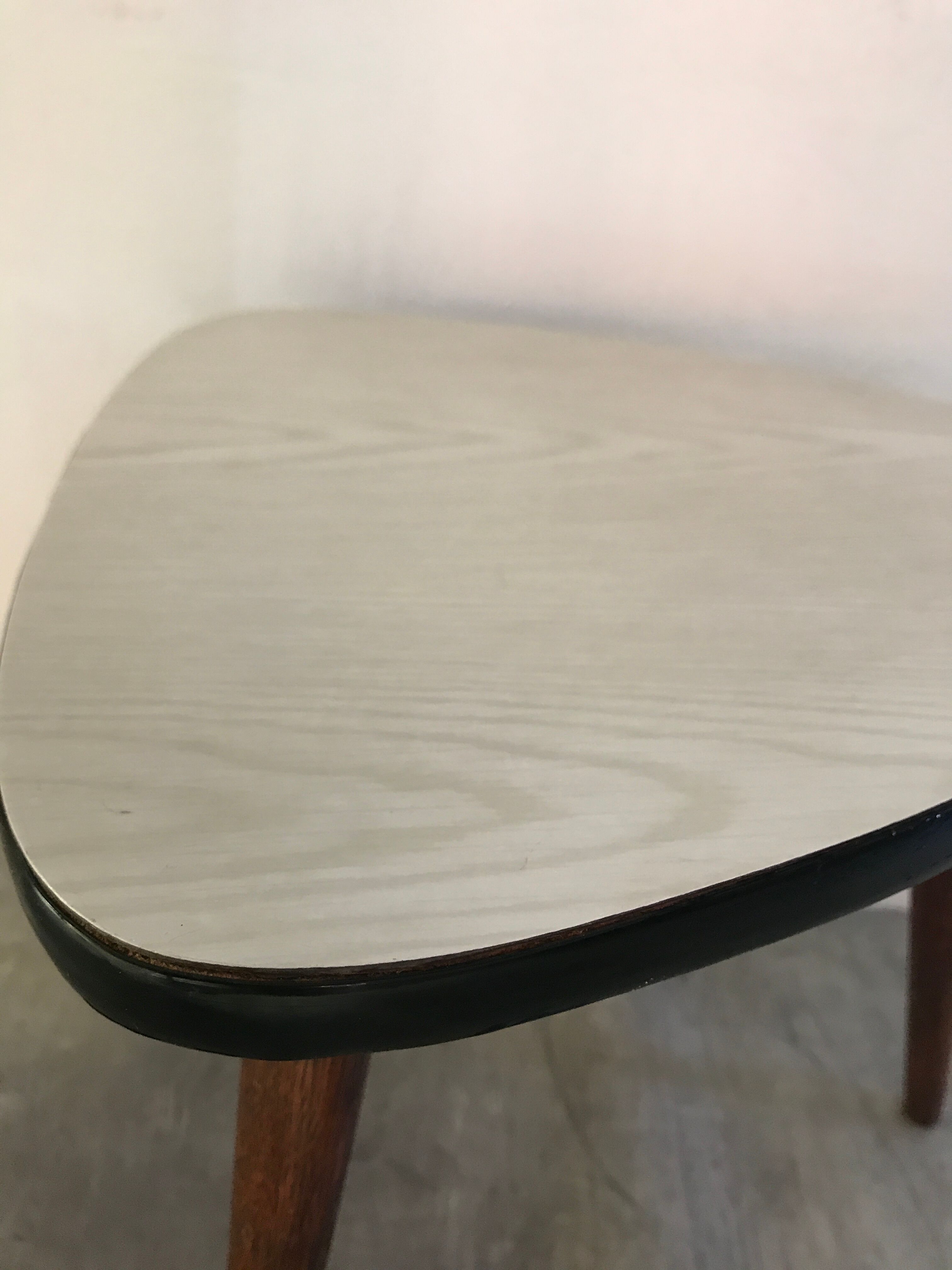 Small tripod table formica