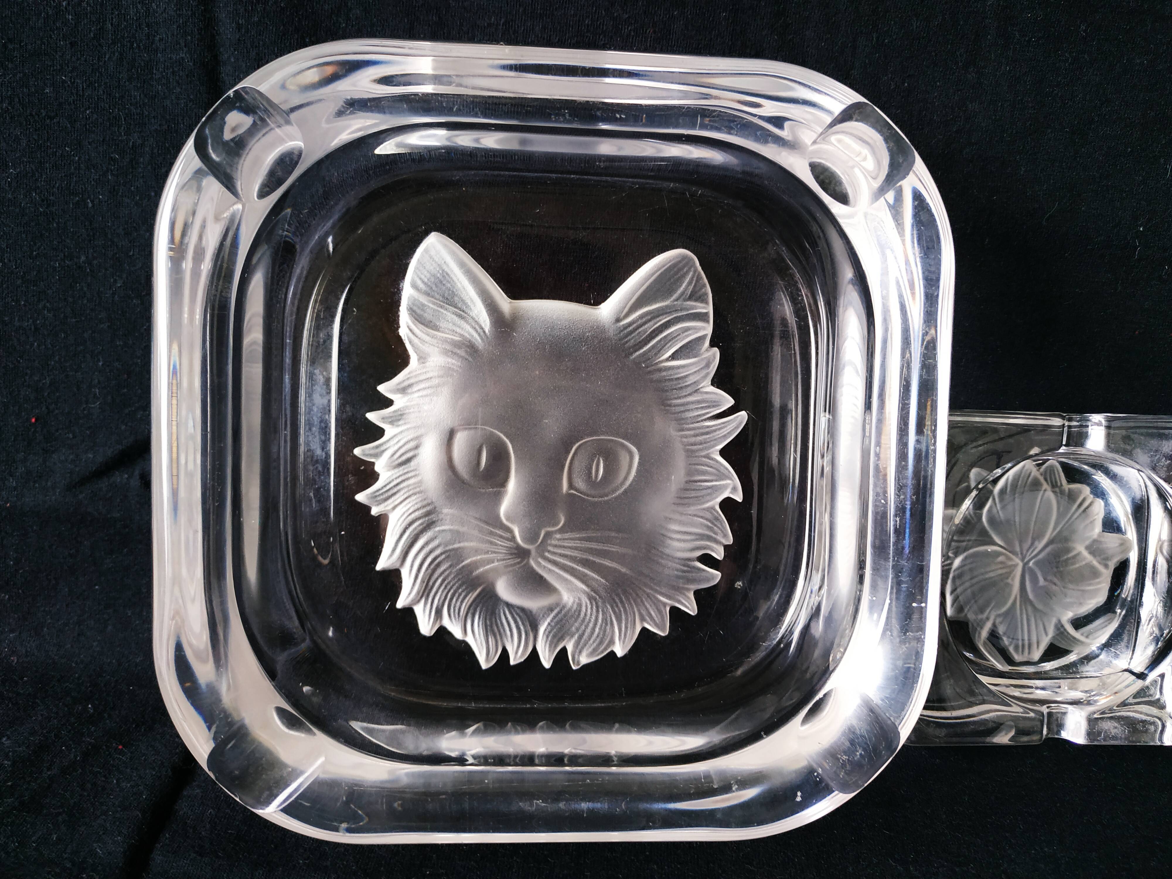Ensemble de deux cendriers vintage en verre gravé chat et fleur