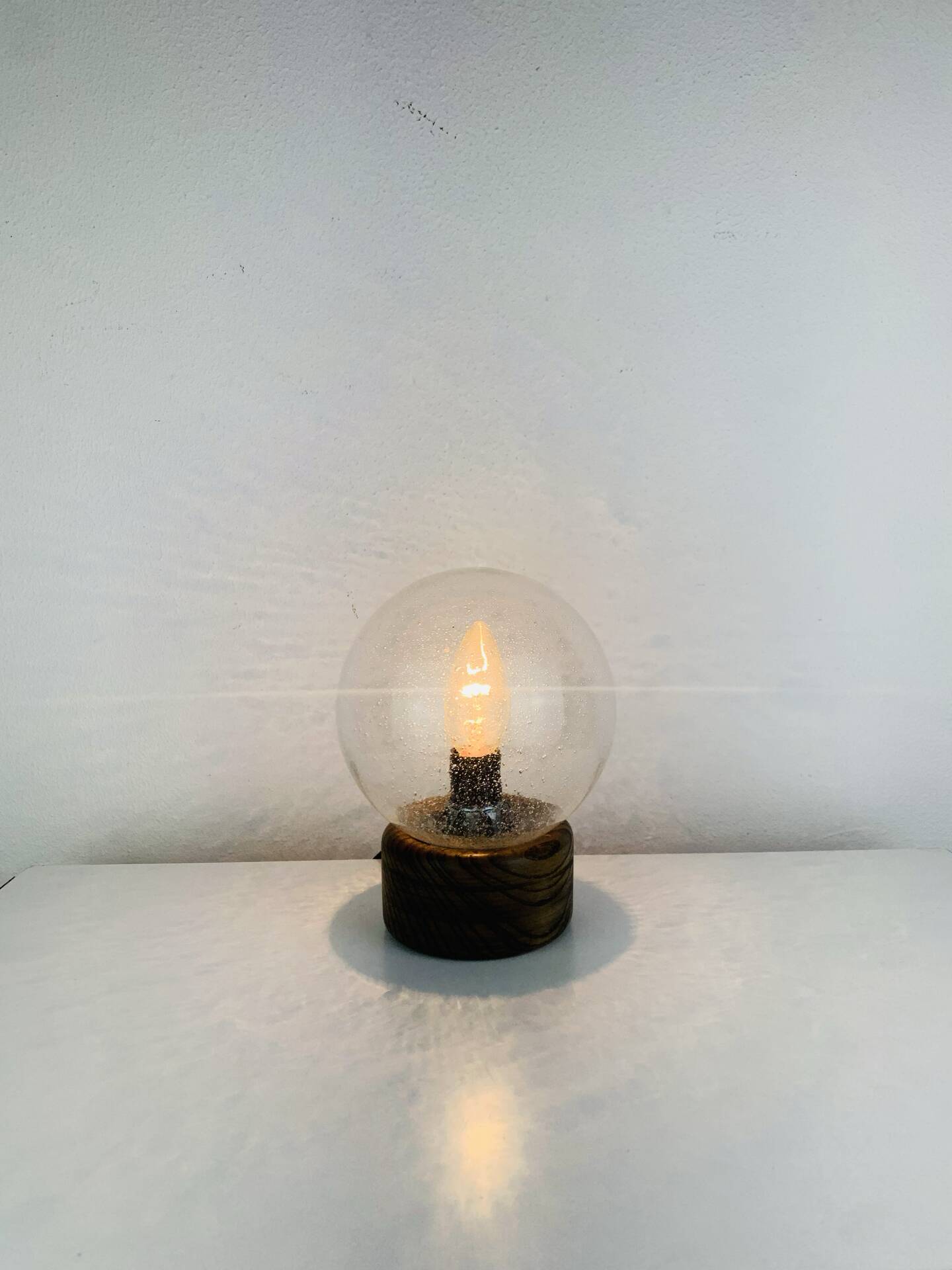 Lampe brutaliste bois massif et globe verre bullé, Temde Leuchten, 60