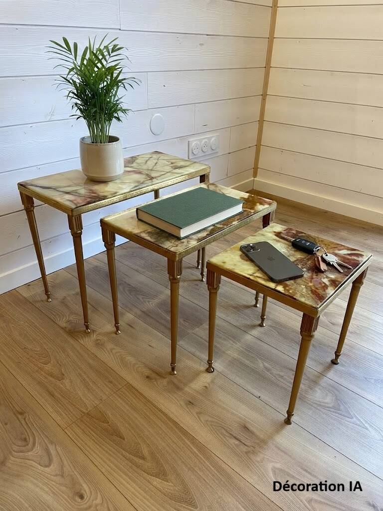 Set of 3 vintage nesting tables in onyx and gold metal from the 1970s.