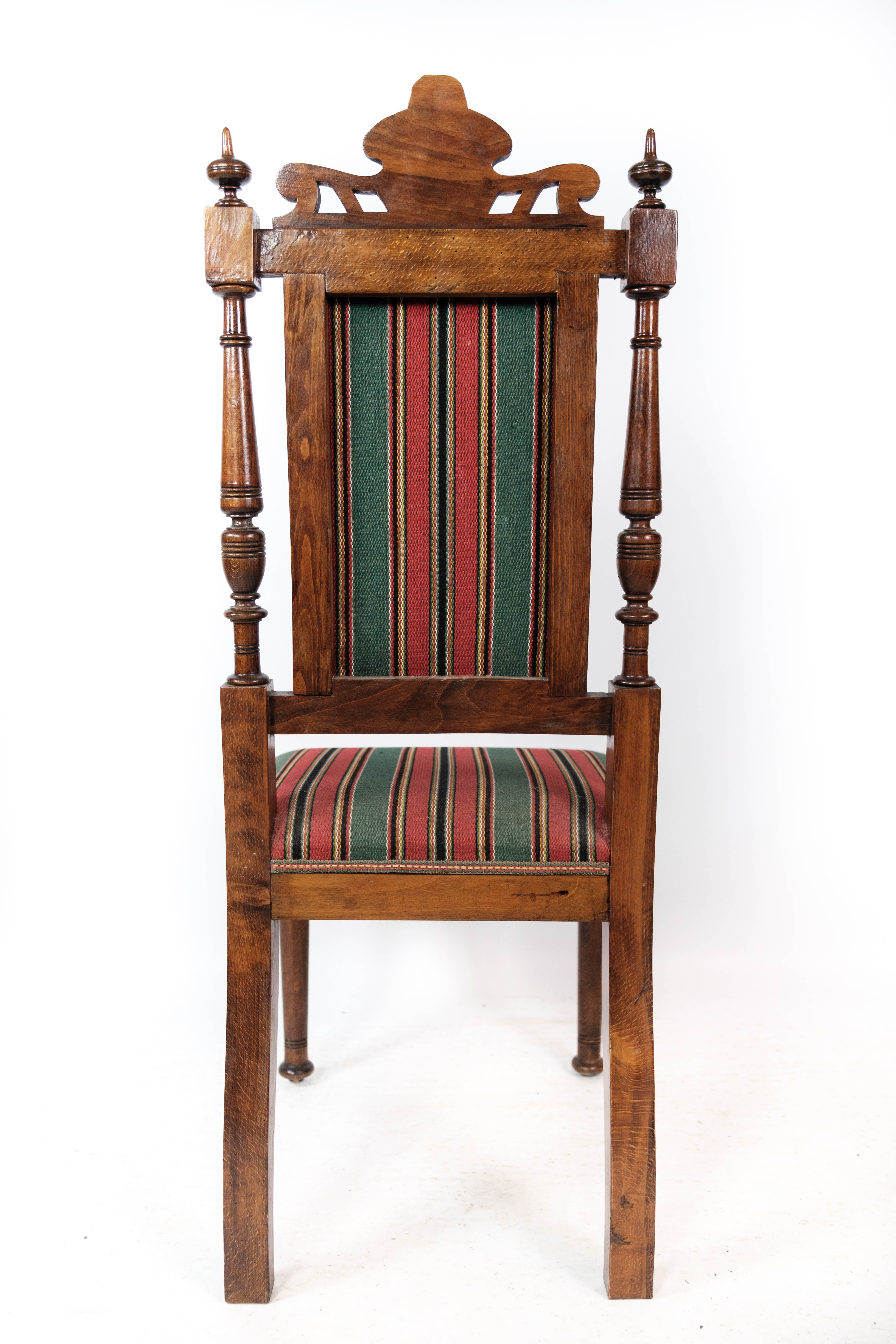 Ensemble de six chaises de salle à manger en chêne et rembourrées de tissu rayé, années 1920