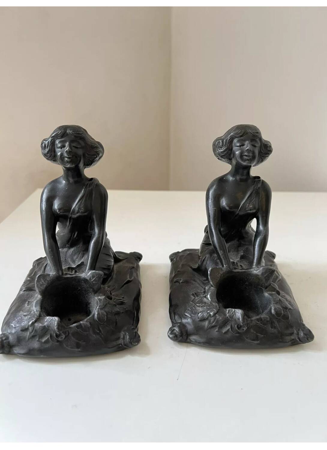 Serre-livres Art nouveau en régule figurant une femme, 1900