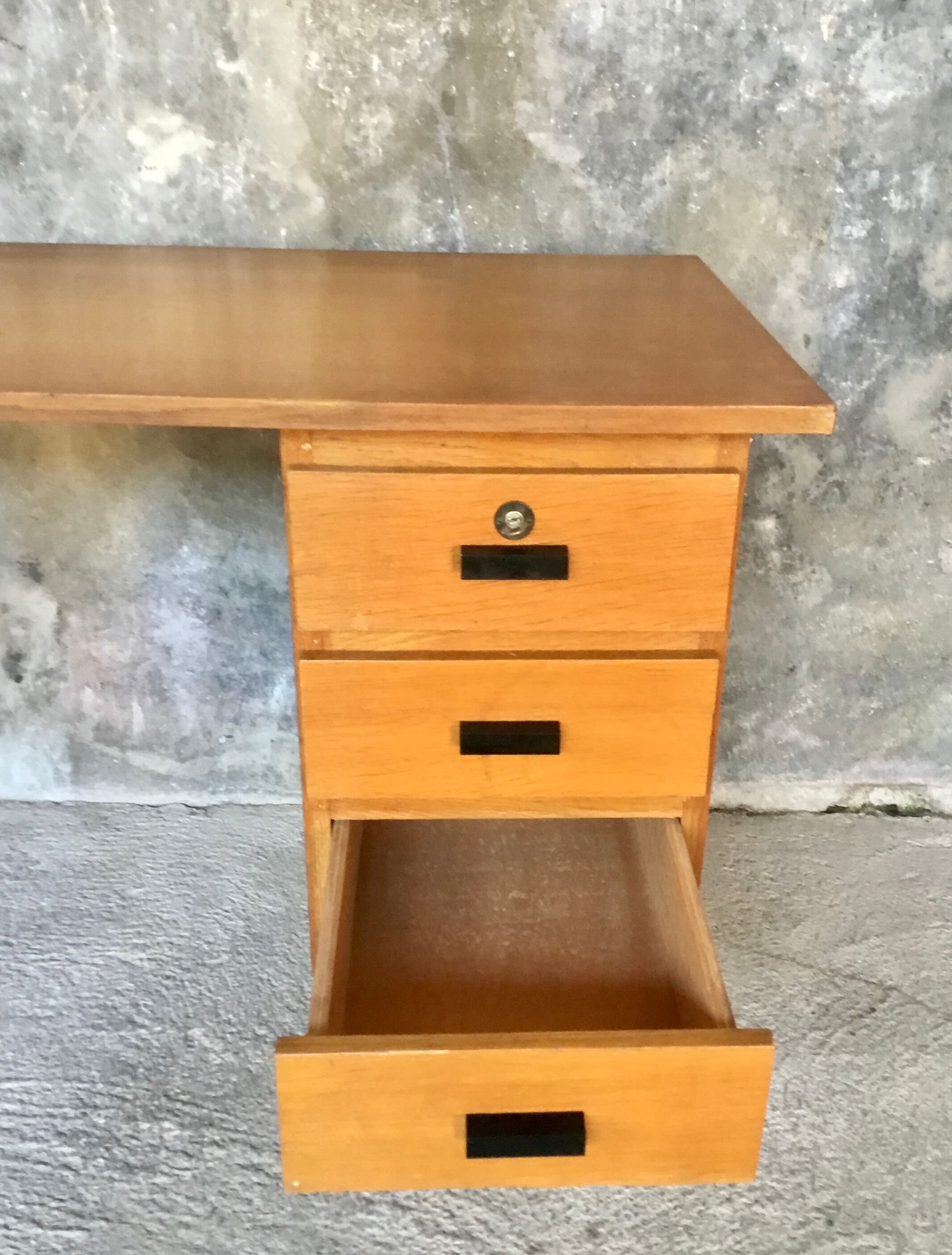 Desk brand spirol