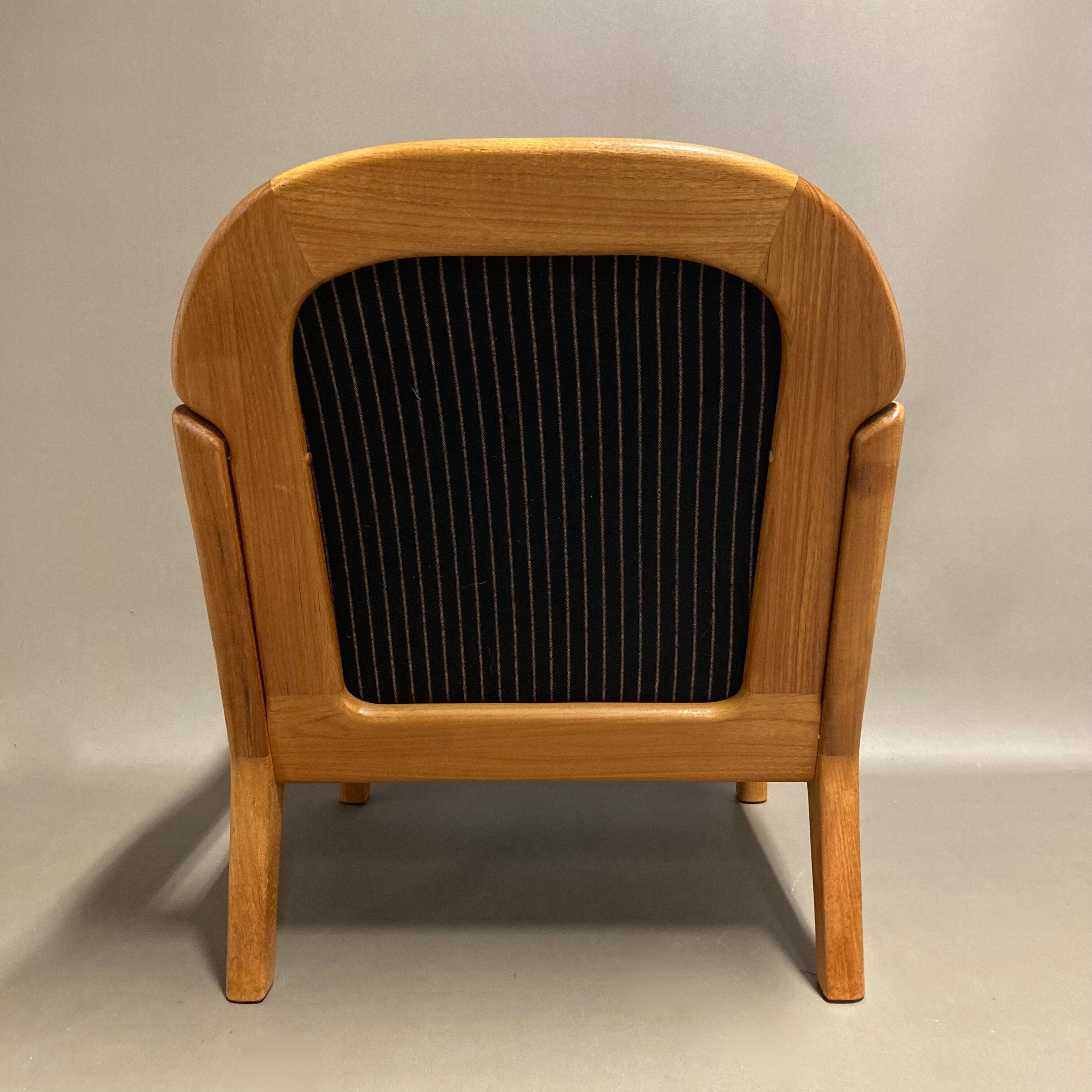 Fauteuil noir 1960 avec son estampille scandinave.
