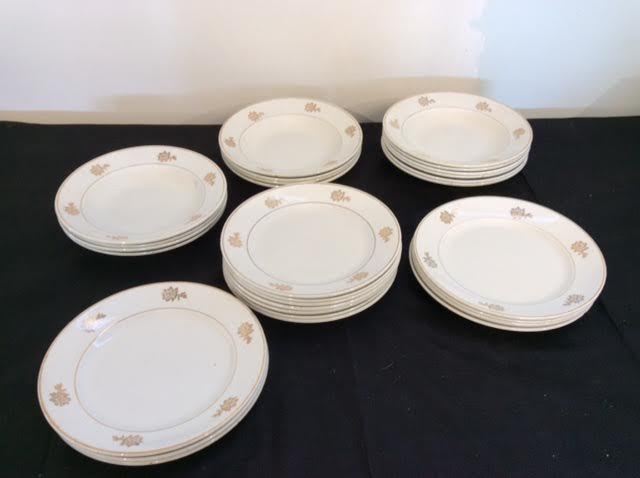Service of 28 porcelain plates