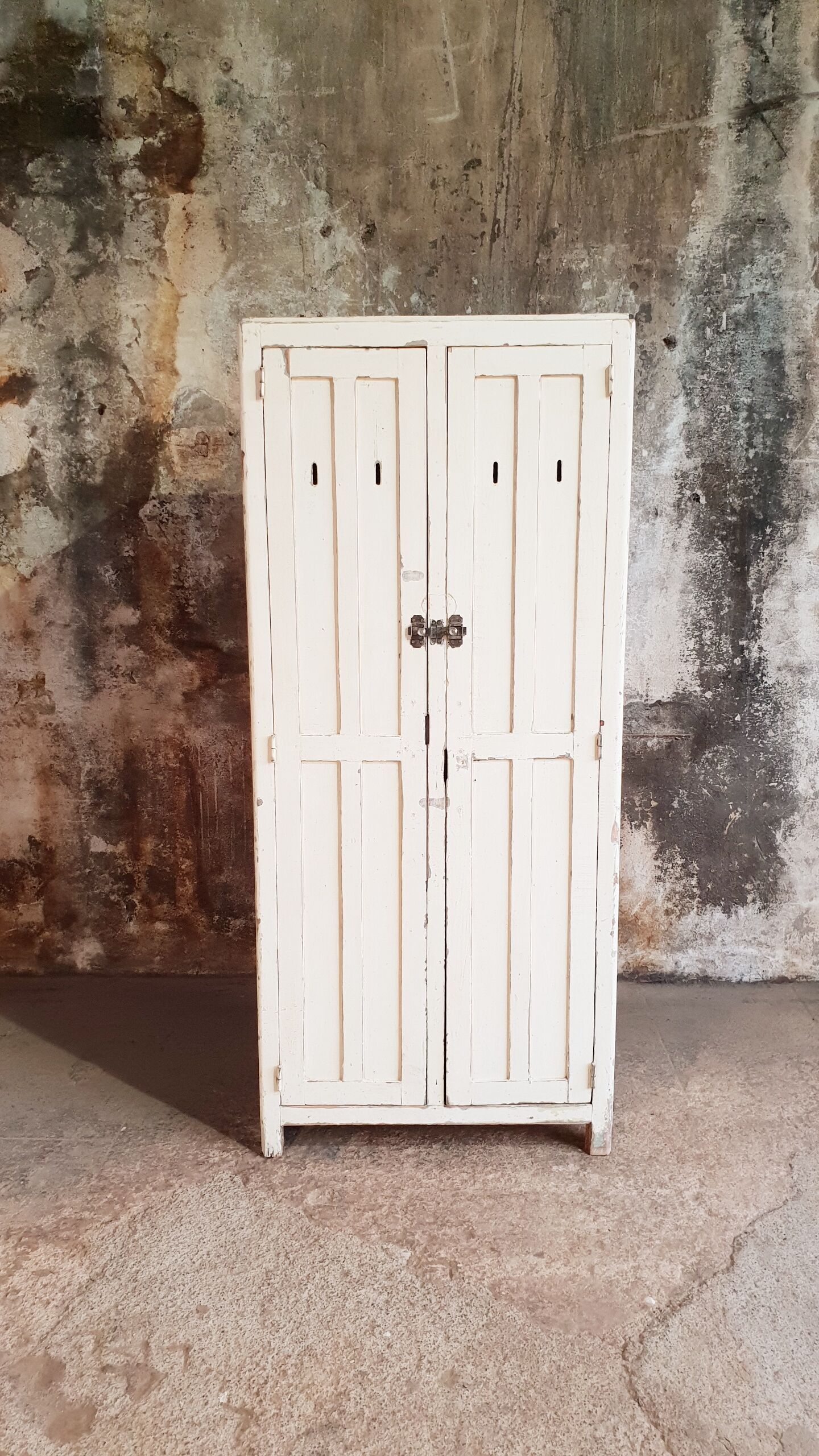 Armoire vintage