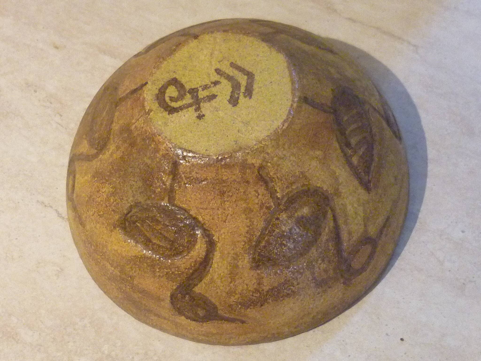 Chamotte clay bowl with bird decoration