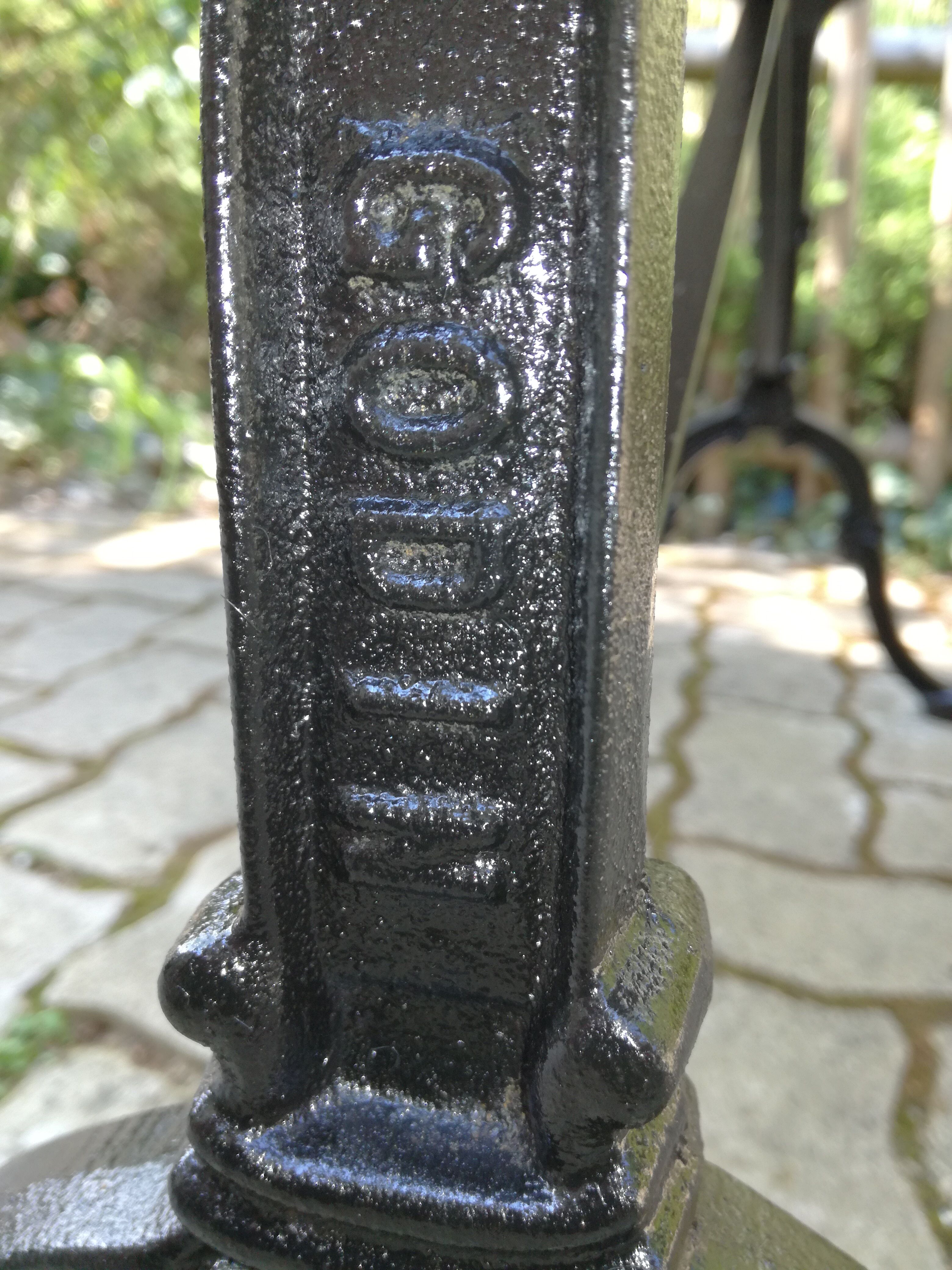 Bistro table in white marble and cast iron 1900